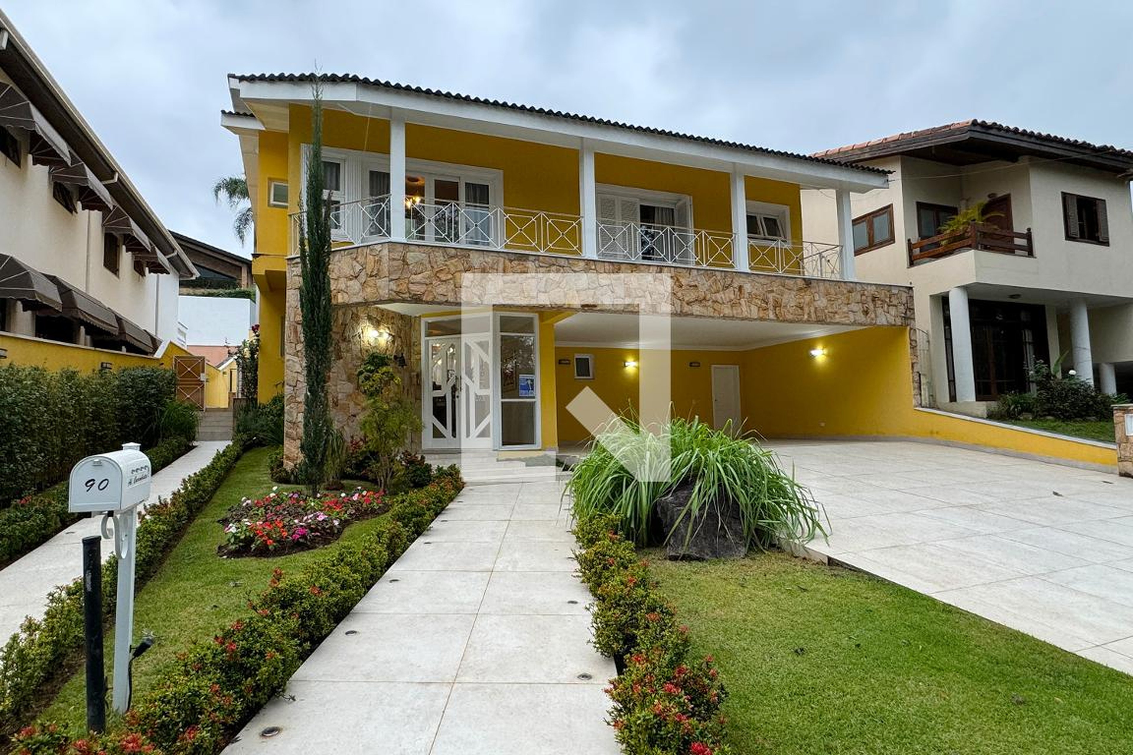 Fachada Condomínio em Alameda Curimbata, 90