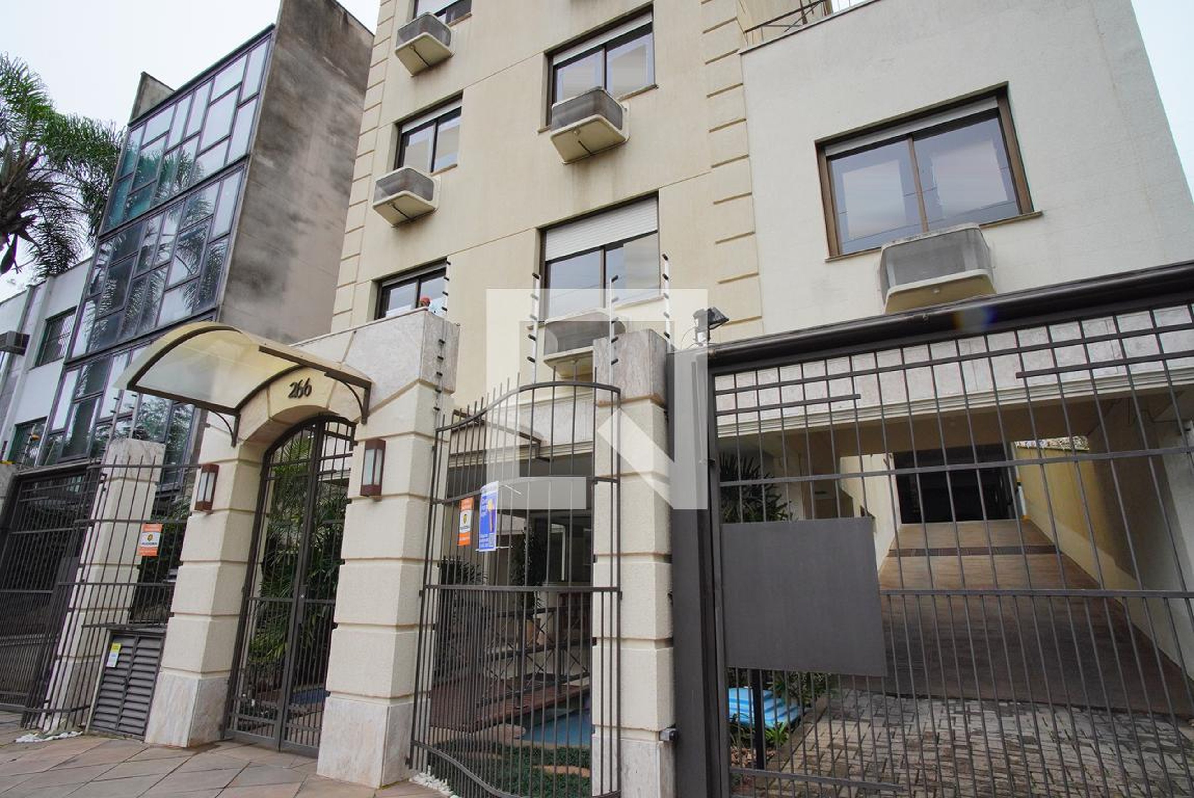 Fachada Condomínio em Rua Carlos Trein Filho, 266