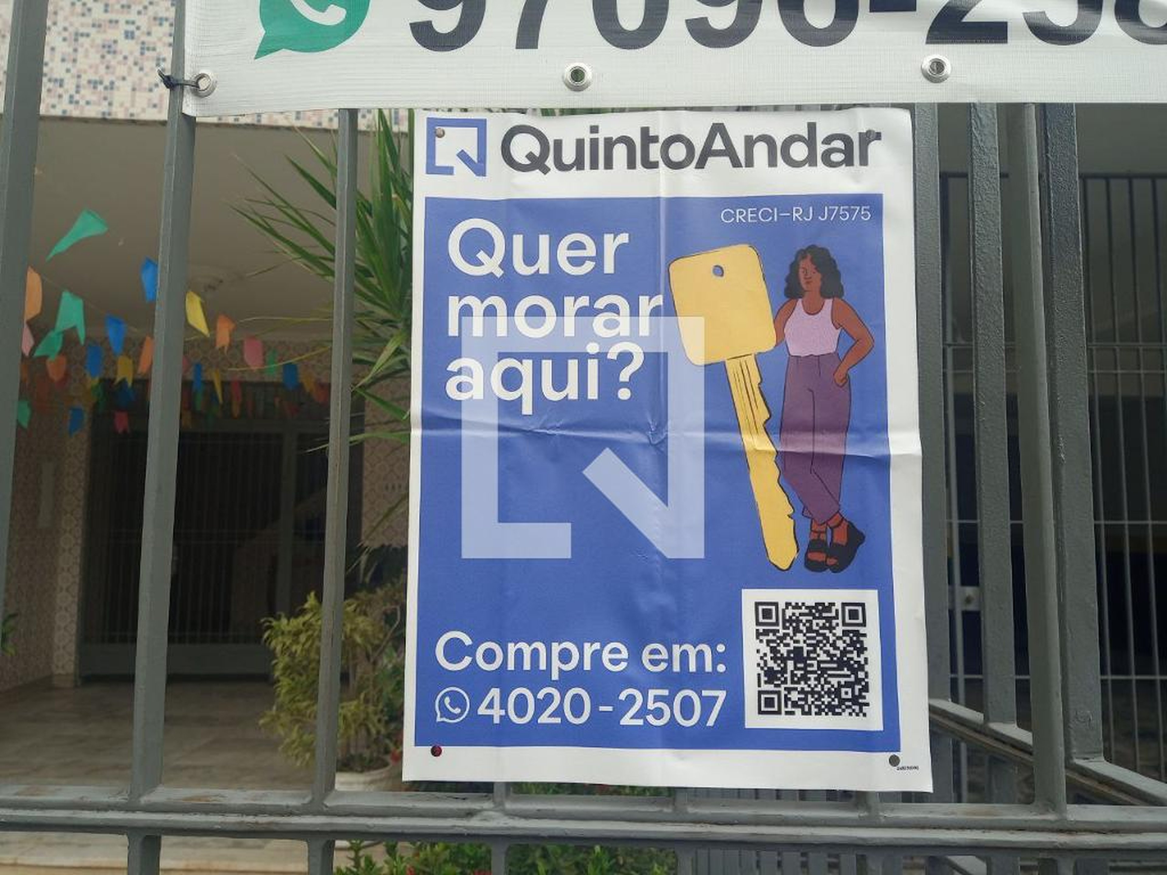 Fachada Condomínio em Rua Caroen, 90