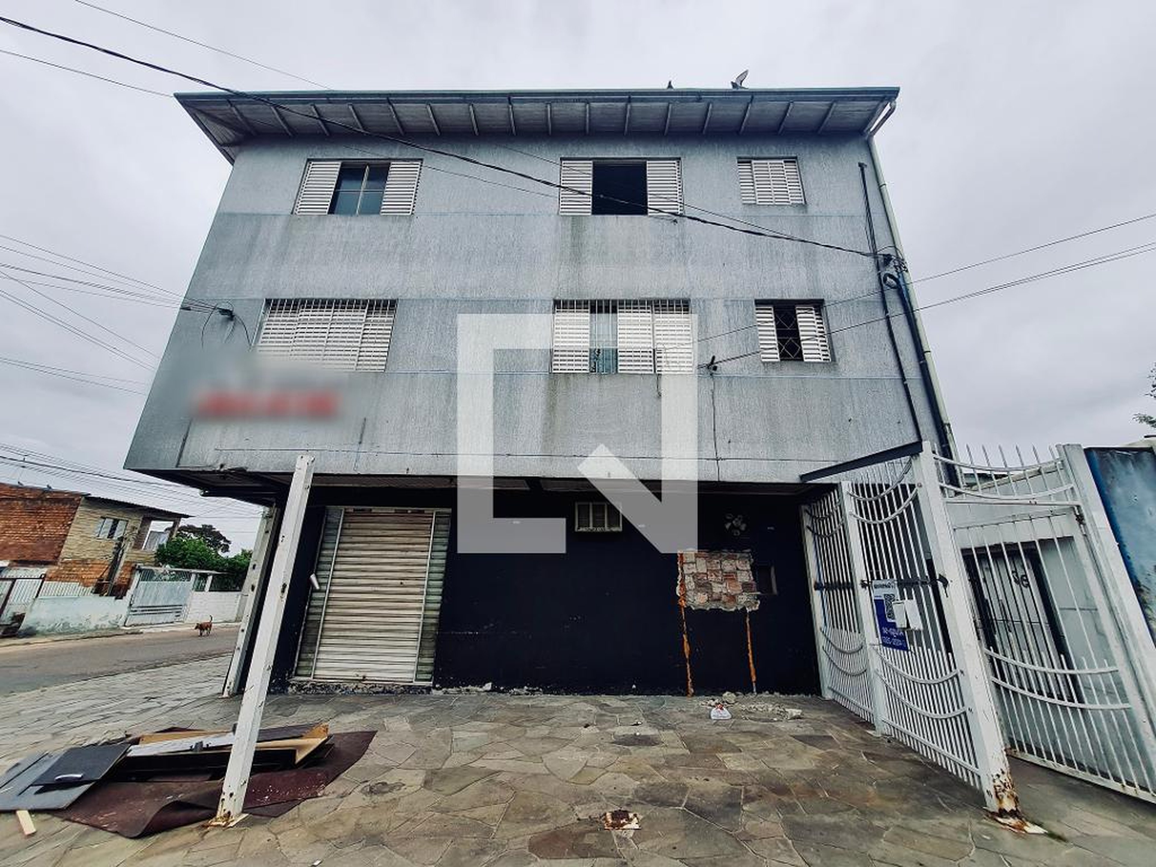 Fachada Condomínio em Rua Cezário Lopes da Silva, 82