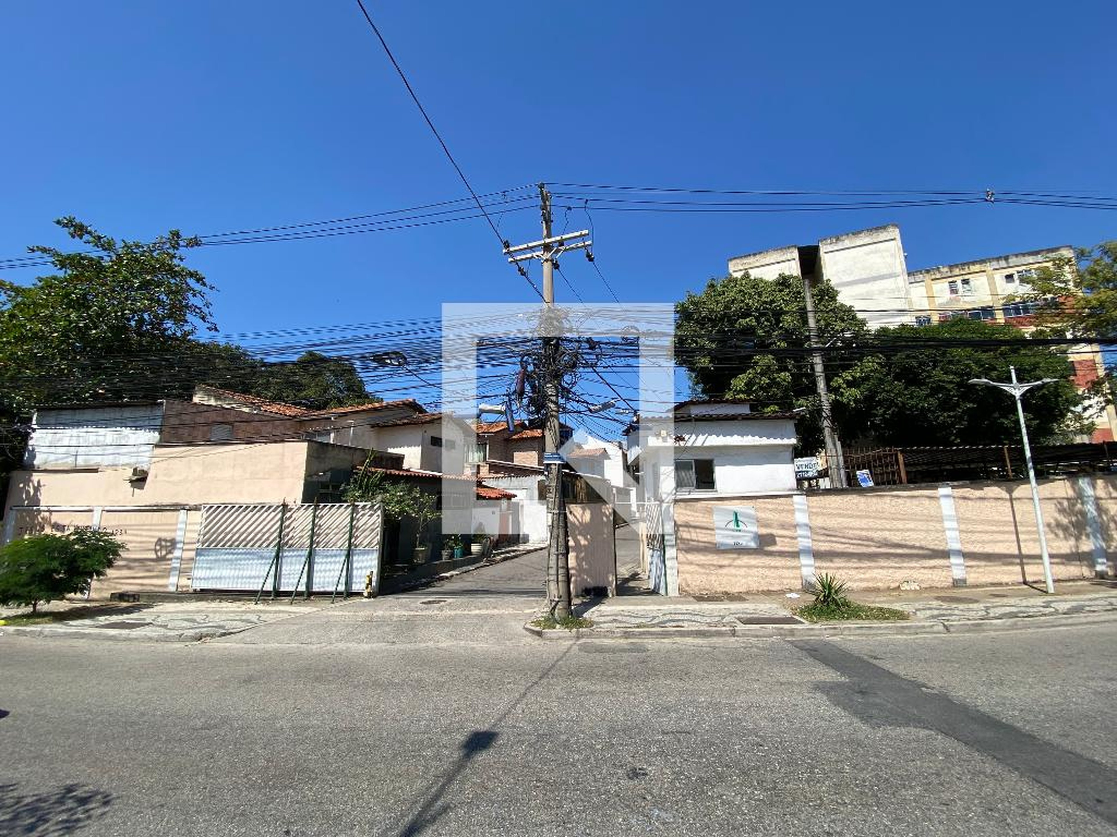 Fachada Condomínio em Estrada Adhemar Bebiano, 585