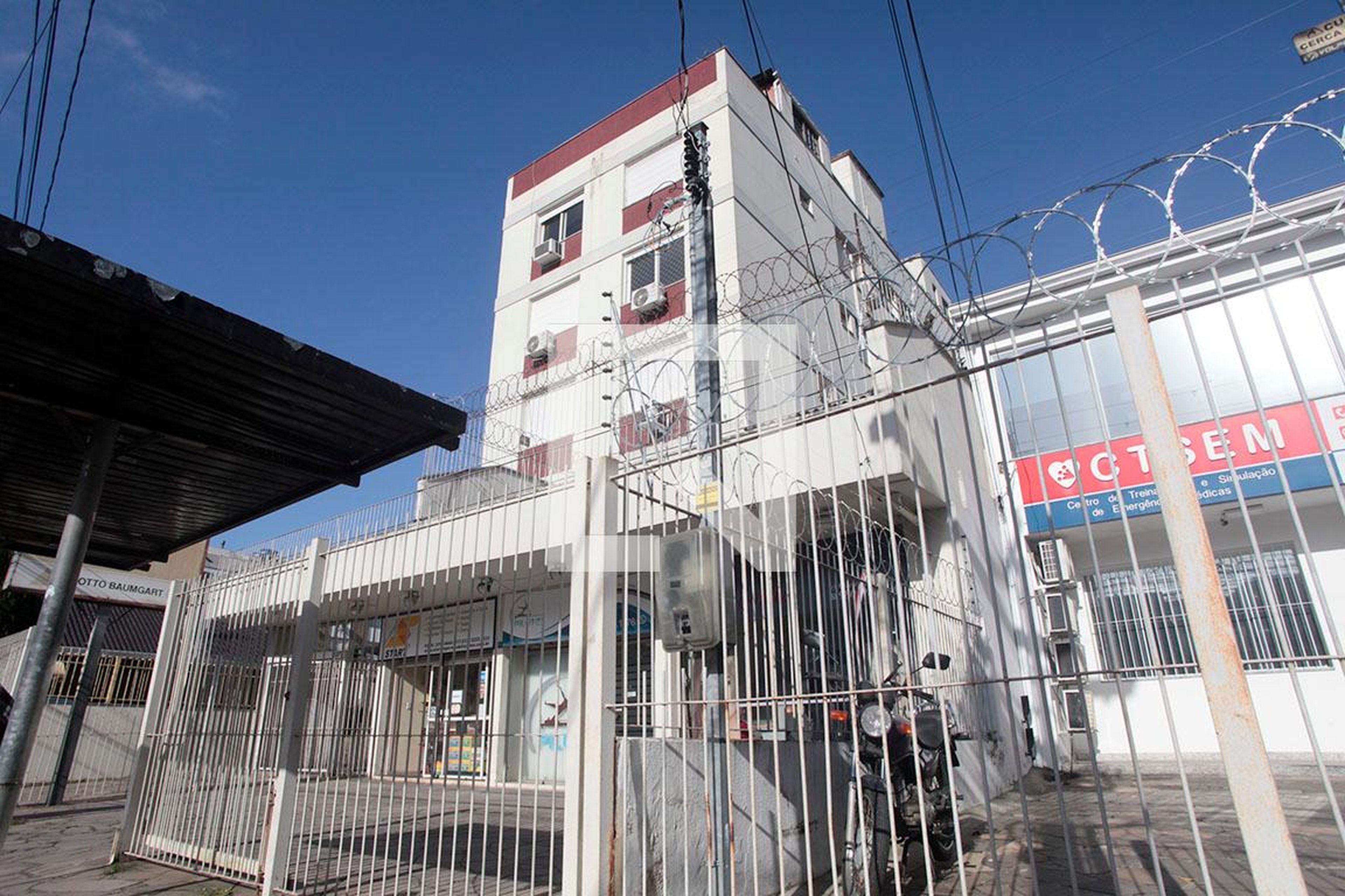 Fachada Condomínio em Rua Santana, 1279