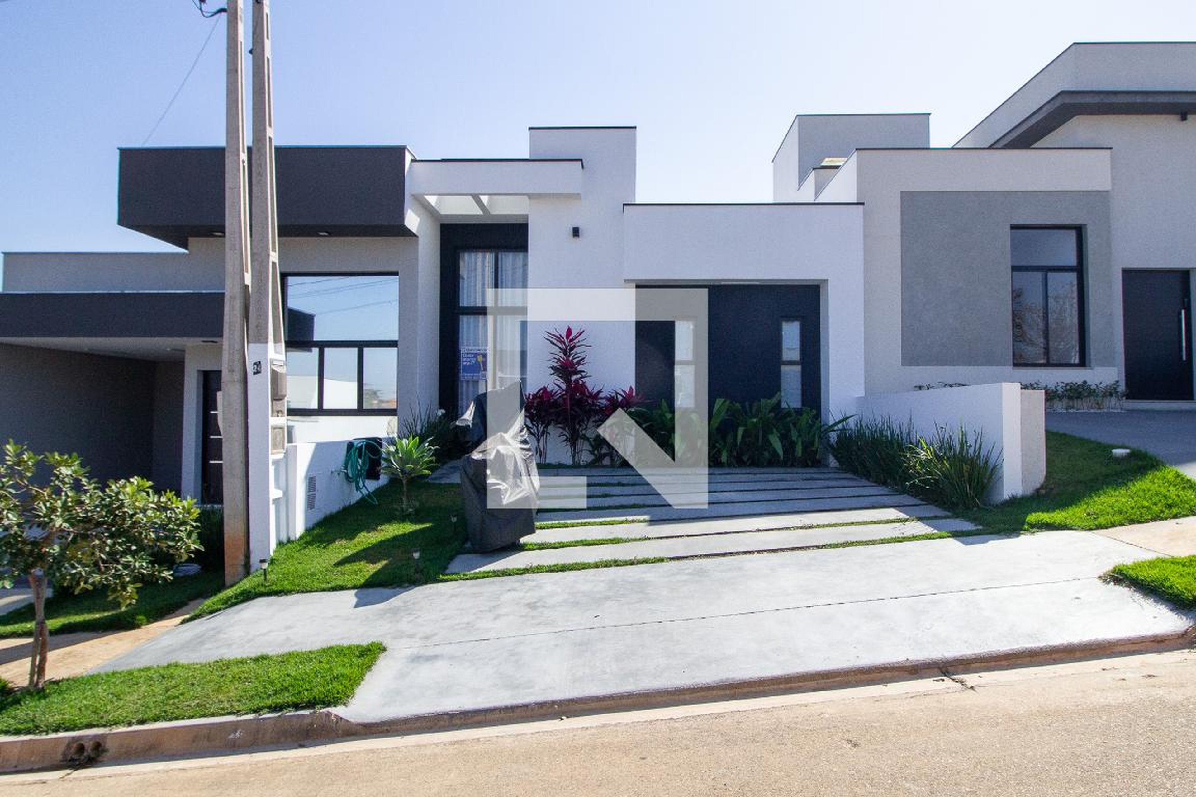 Fachada Condomínio em Rua Calino Antonio Bueno, 24