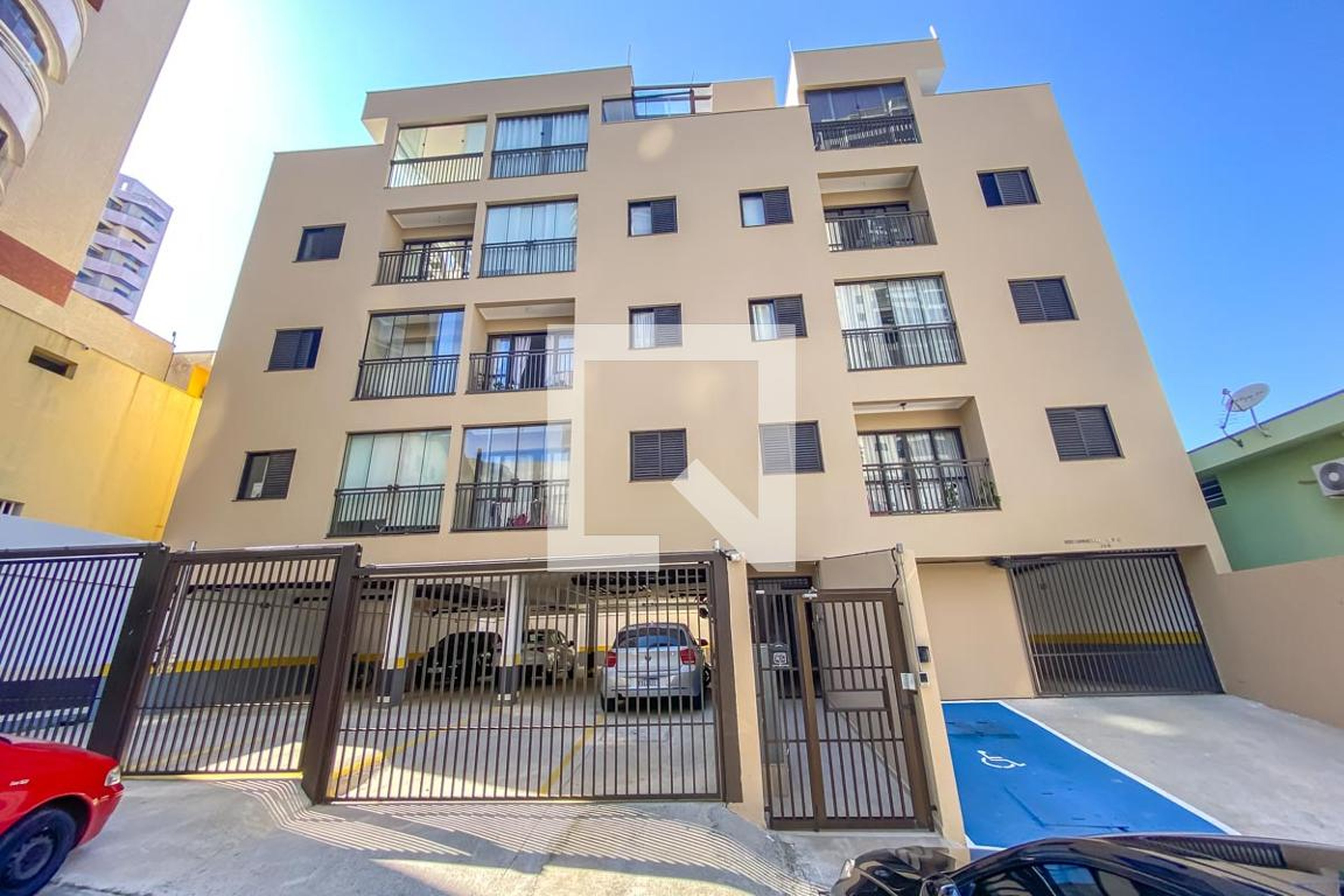 Fachada Condomínio em Rua Roberto Coppini, 110