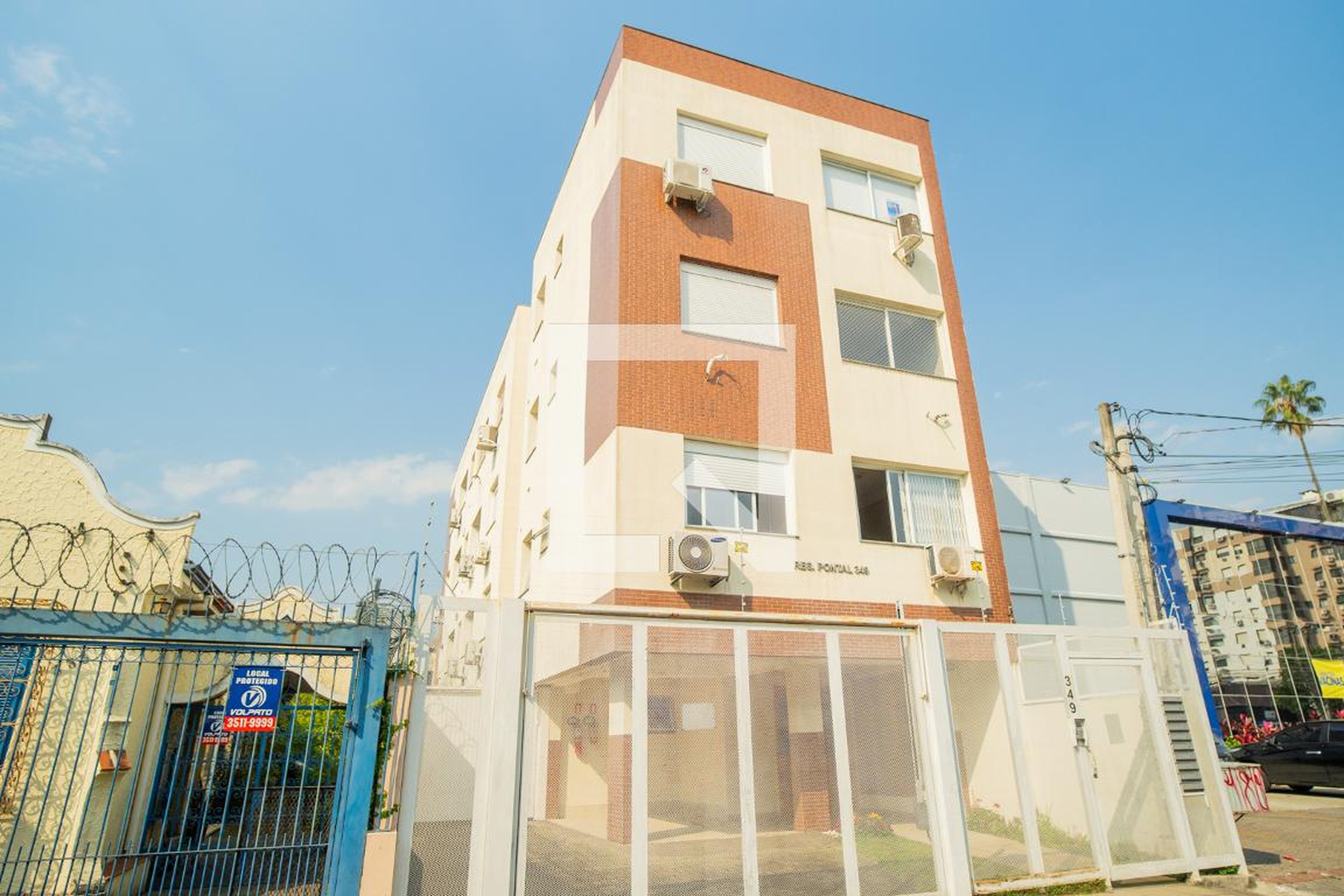 Fachada Condomínio em Rua Domingos Crescêncio, 349