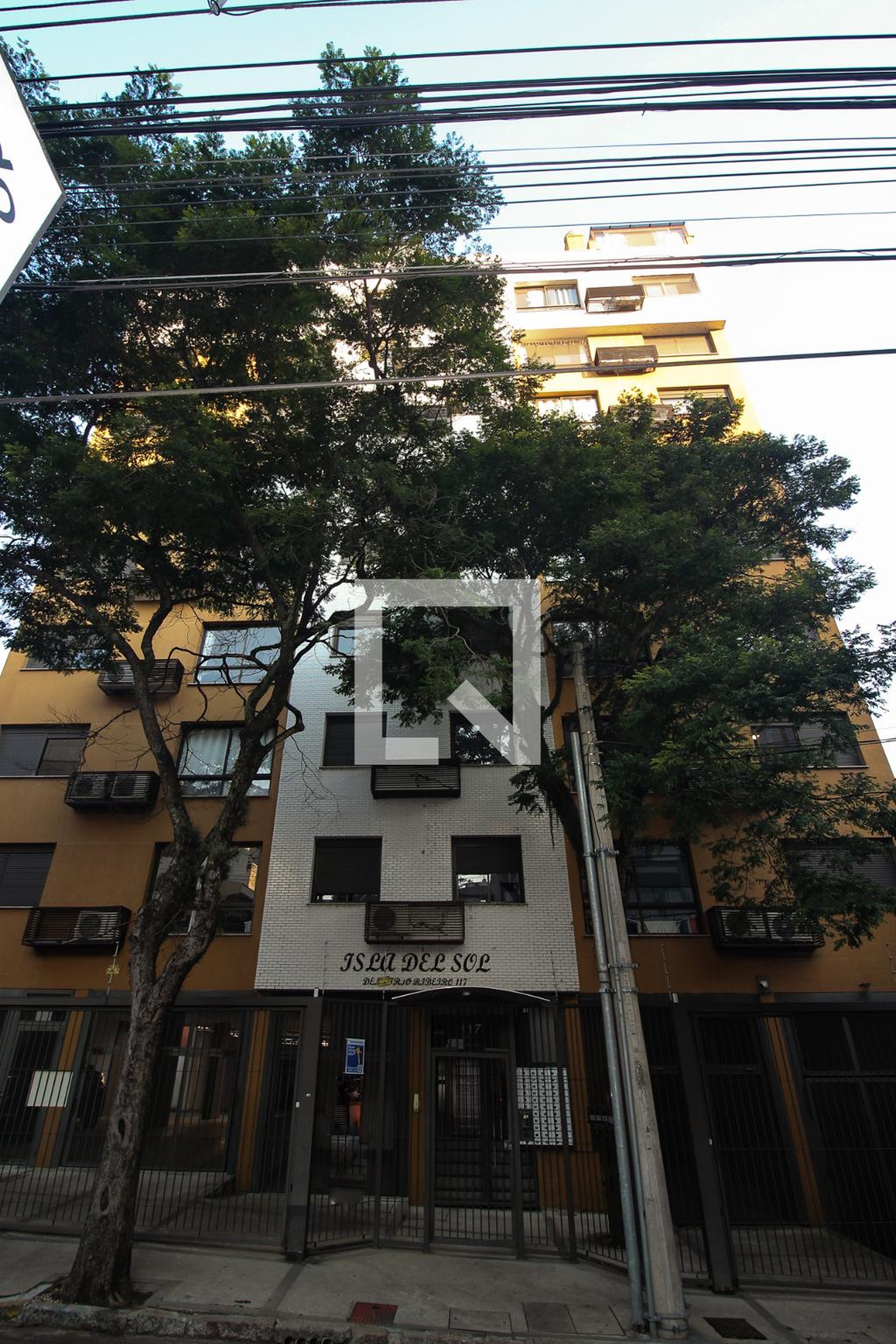 Fachada do Prédio Condomínio em Rua Demétrio Ribeiro, 117