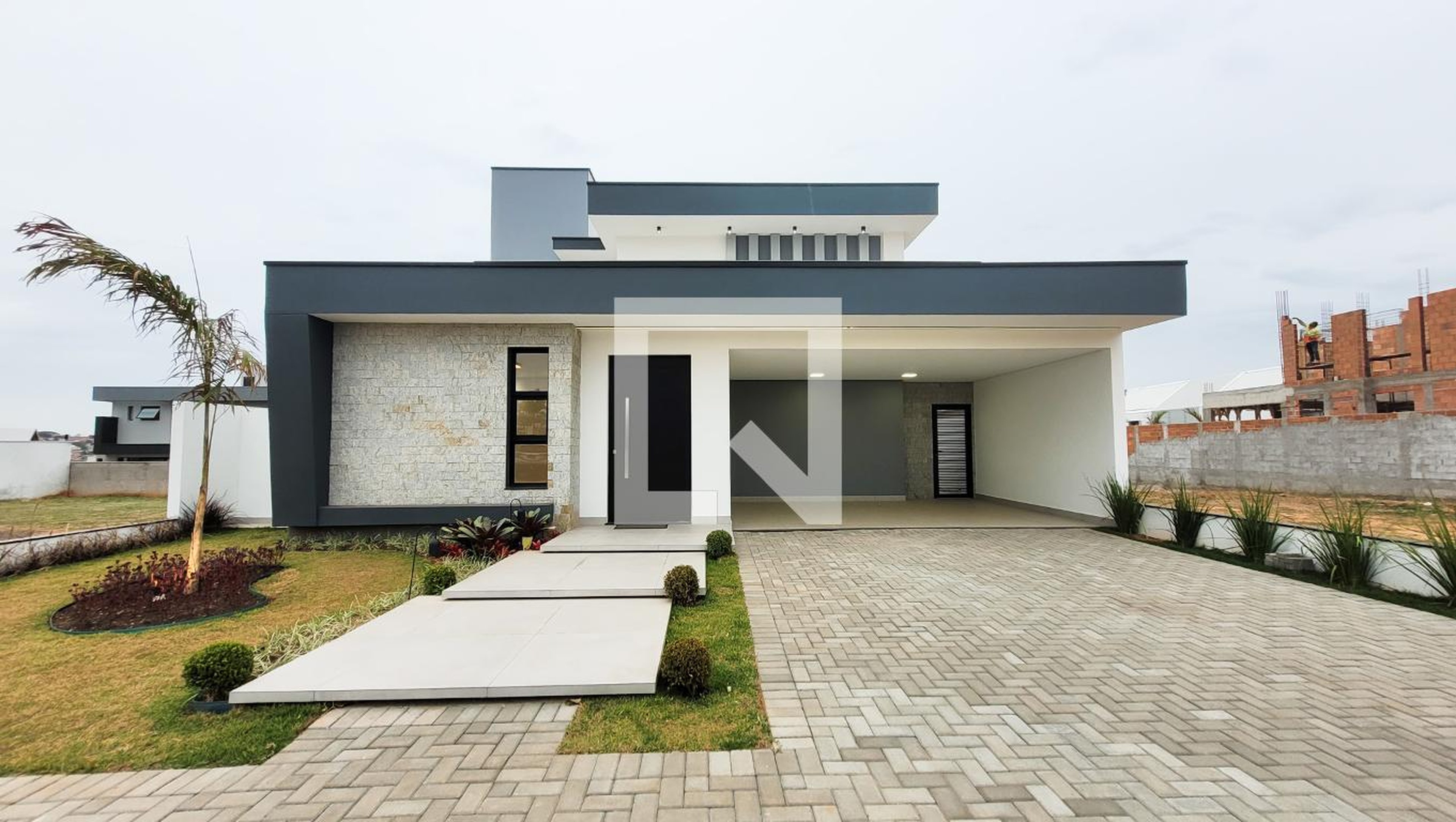 Fachada Condomínio em Rua Alberto Antonio de Azevedo, 82