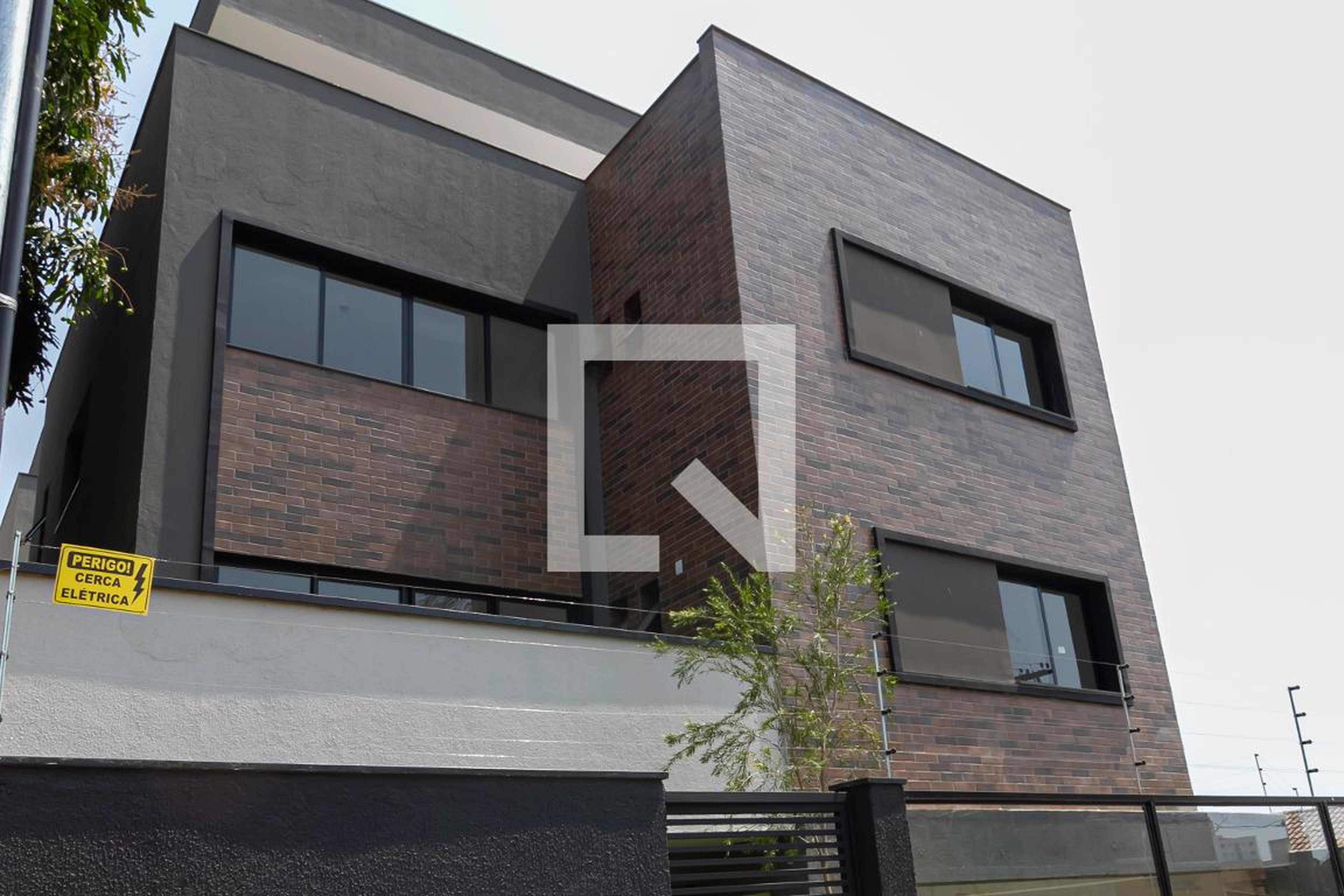 Fachada Condomínio em Rua Edith Araújo, 293