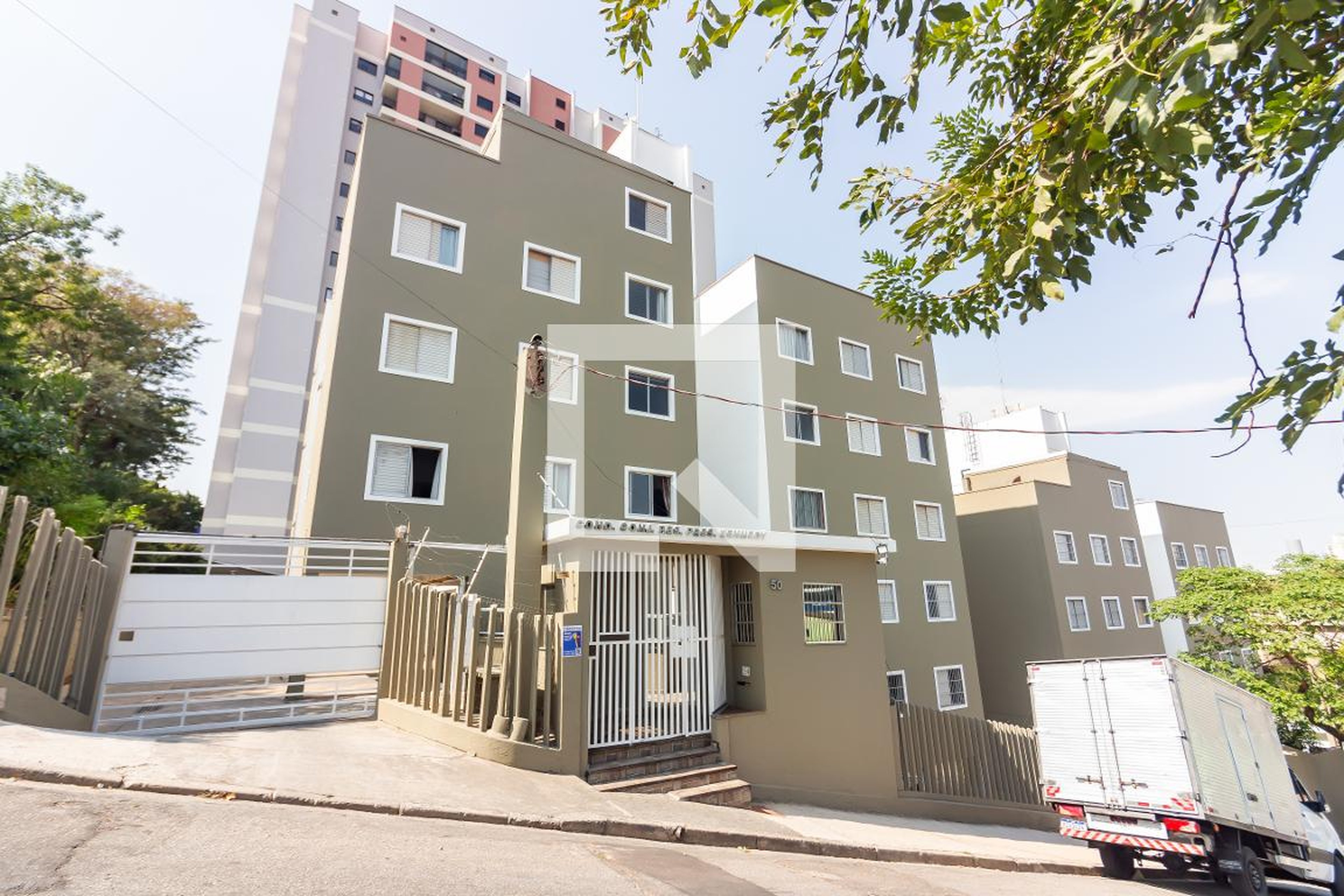 Fachada Condomínio em Rua Anastácia Jachimov, 32