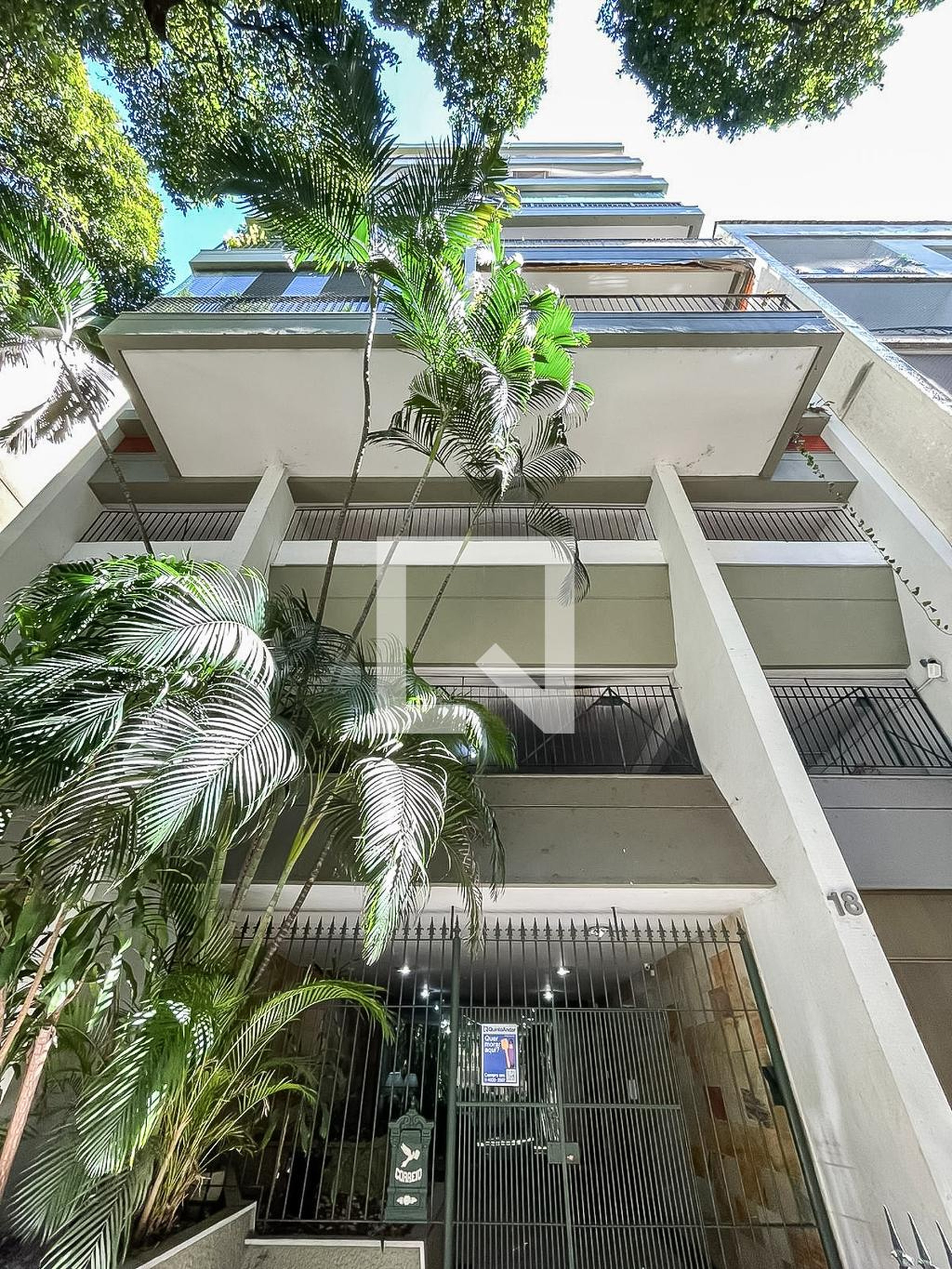 Fachada Condomínio em Rua Artur Menezes, 18