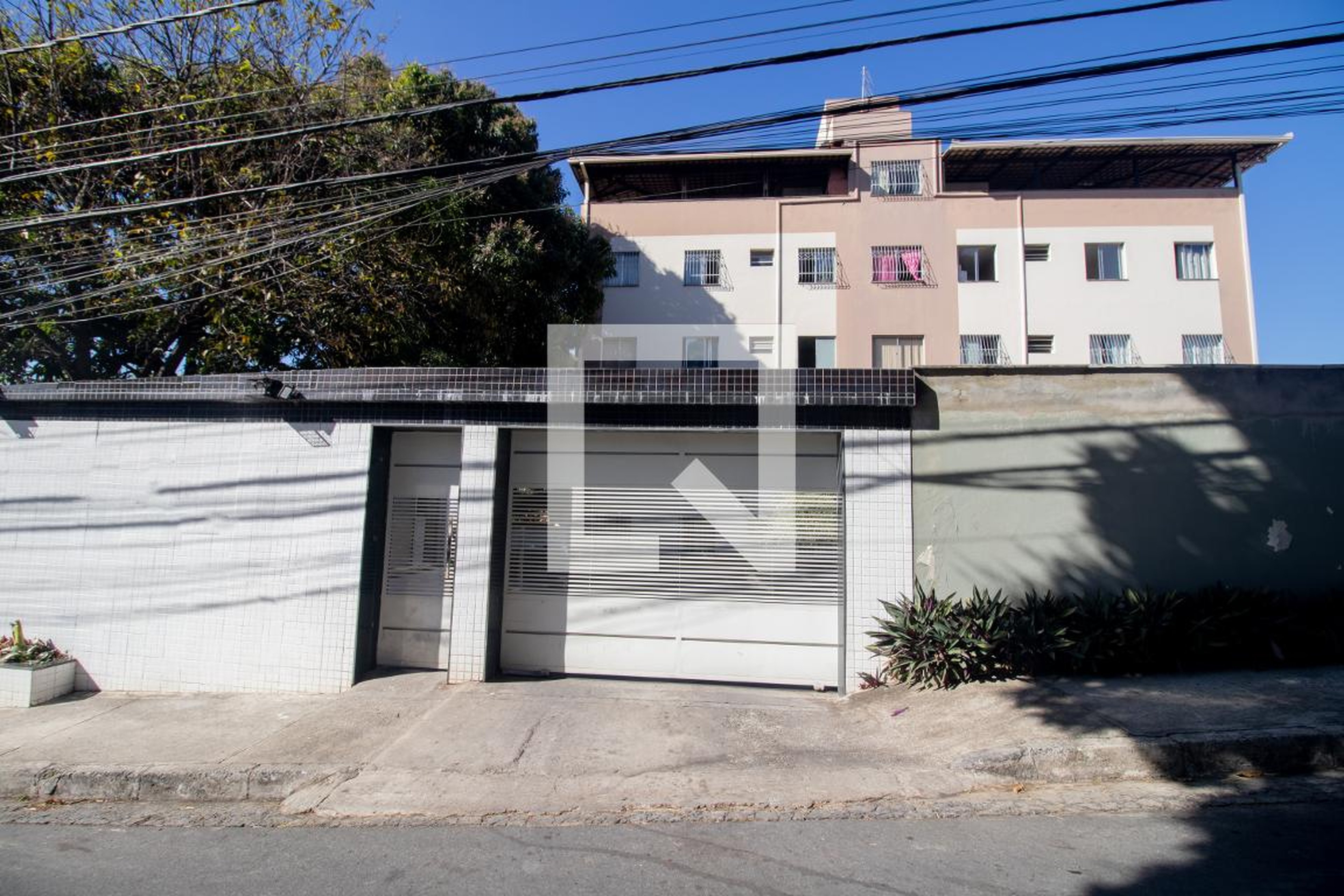 Fachada Condomínio em Rua Doutor Adamastor Pereira Leite, 120