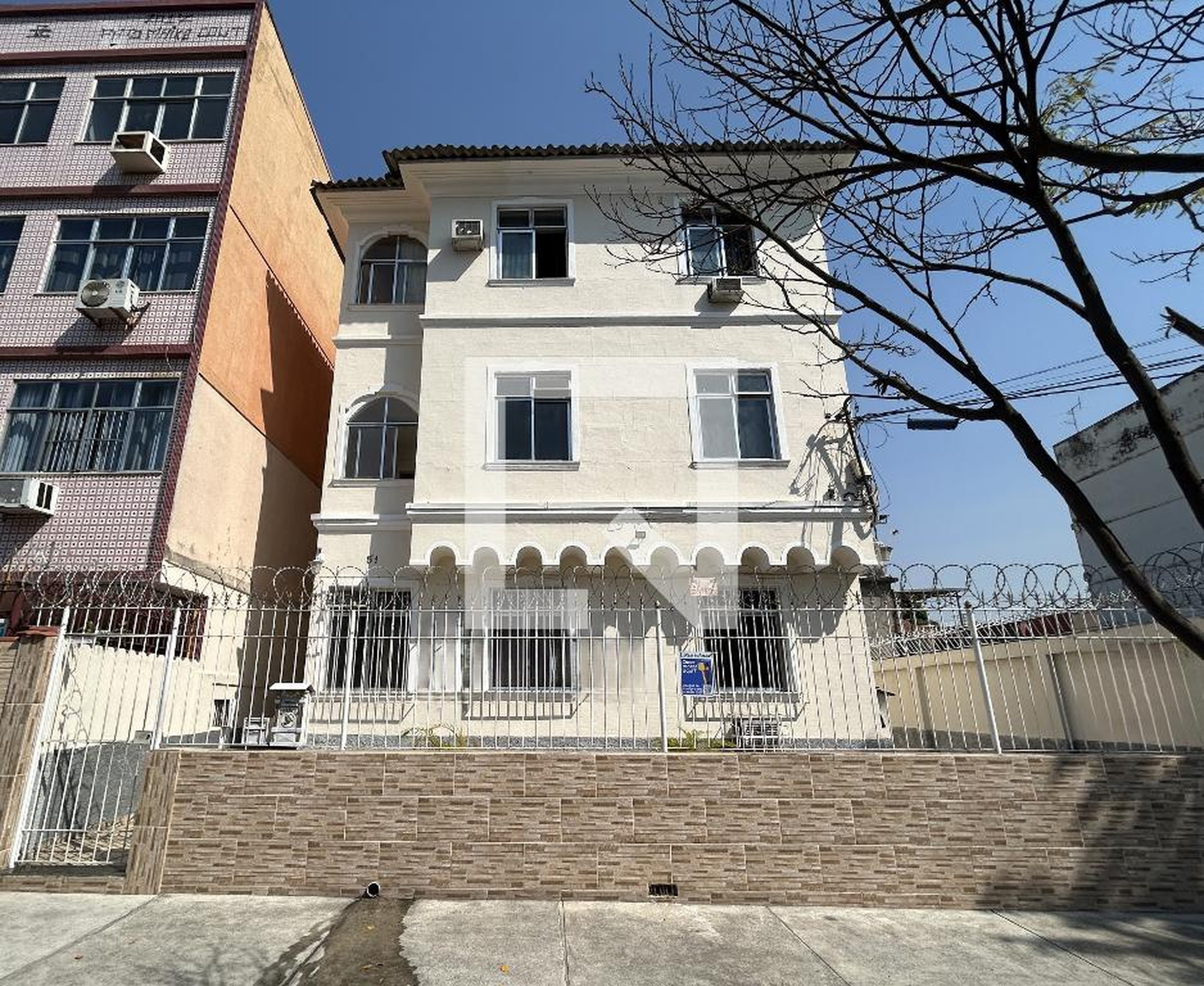 Fachada Condomínio em Rua Engenheiro Coriolano Góes, 51