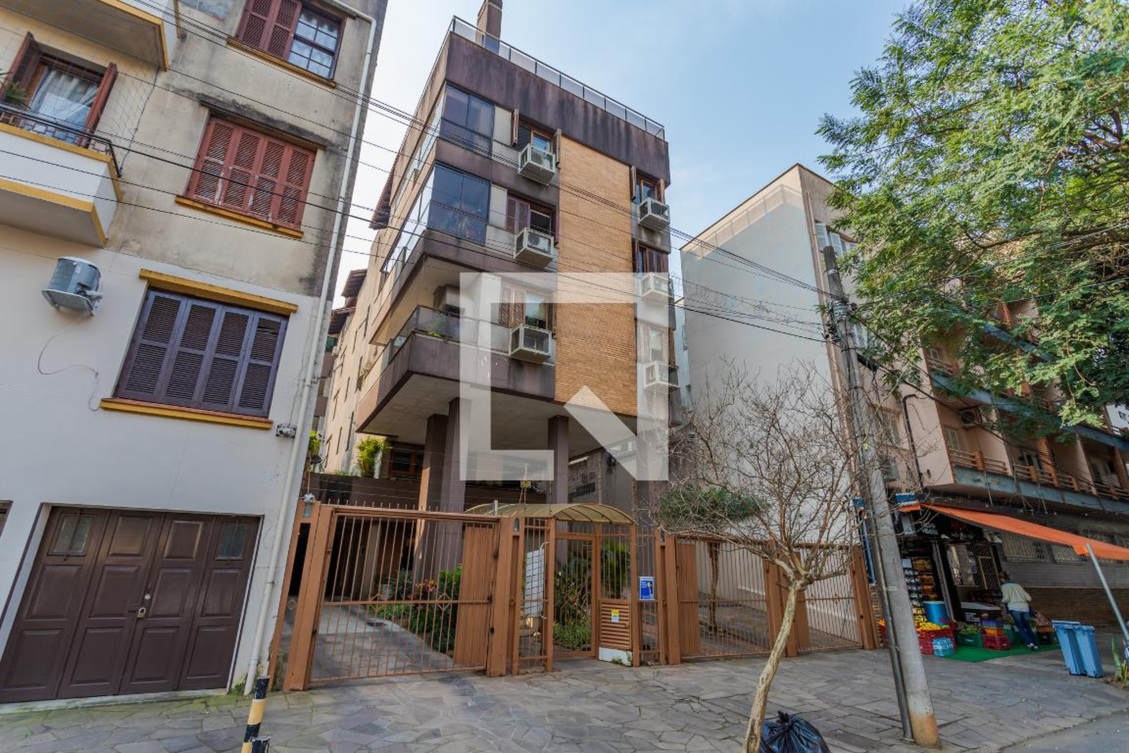 Fachada Condomínio em Rua Ferreira Viana, 370