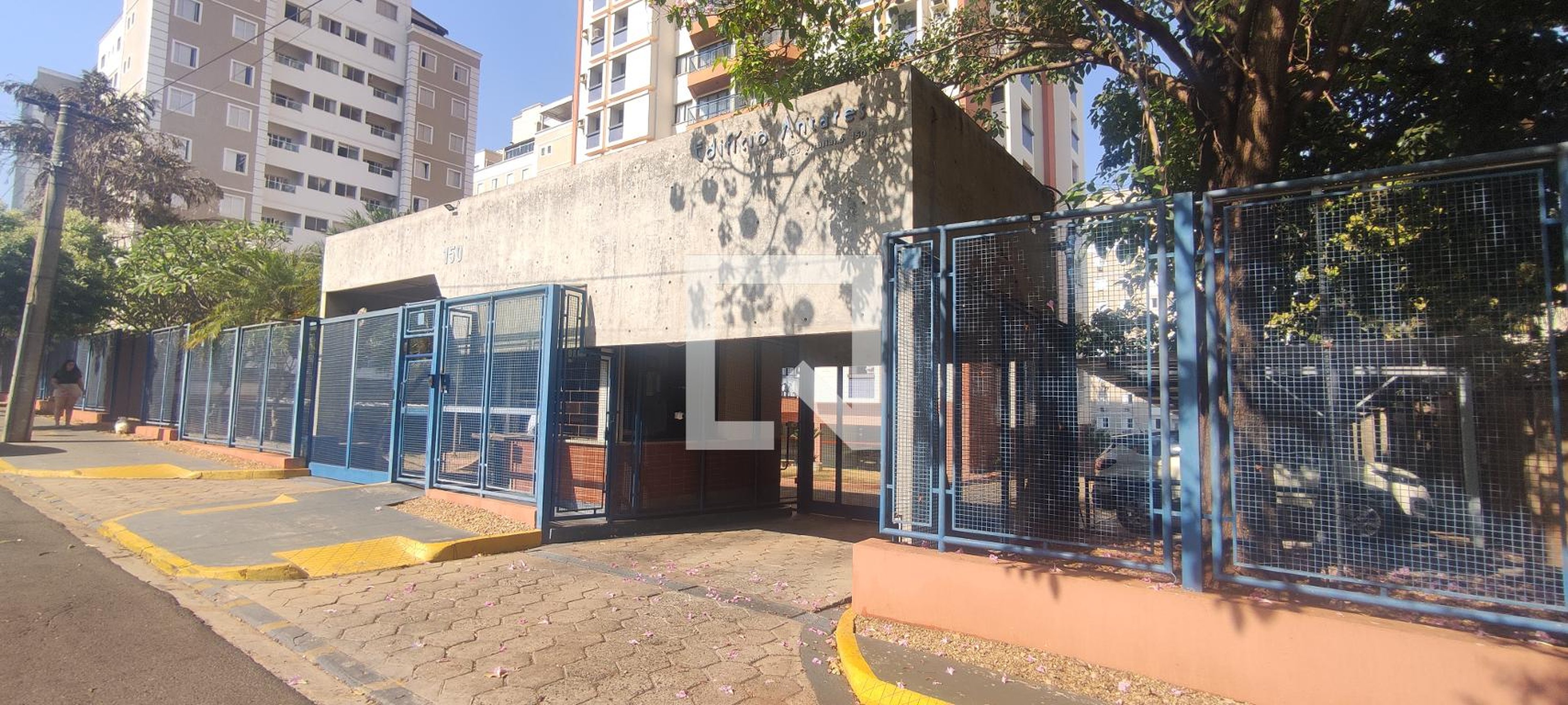 Fachada Condomínio em Rua Arnaldo Victaliano, 150