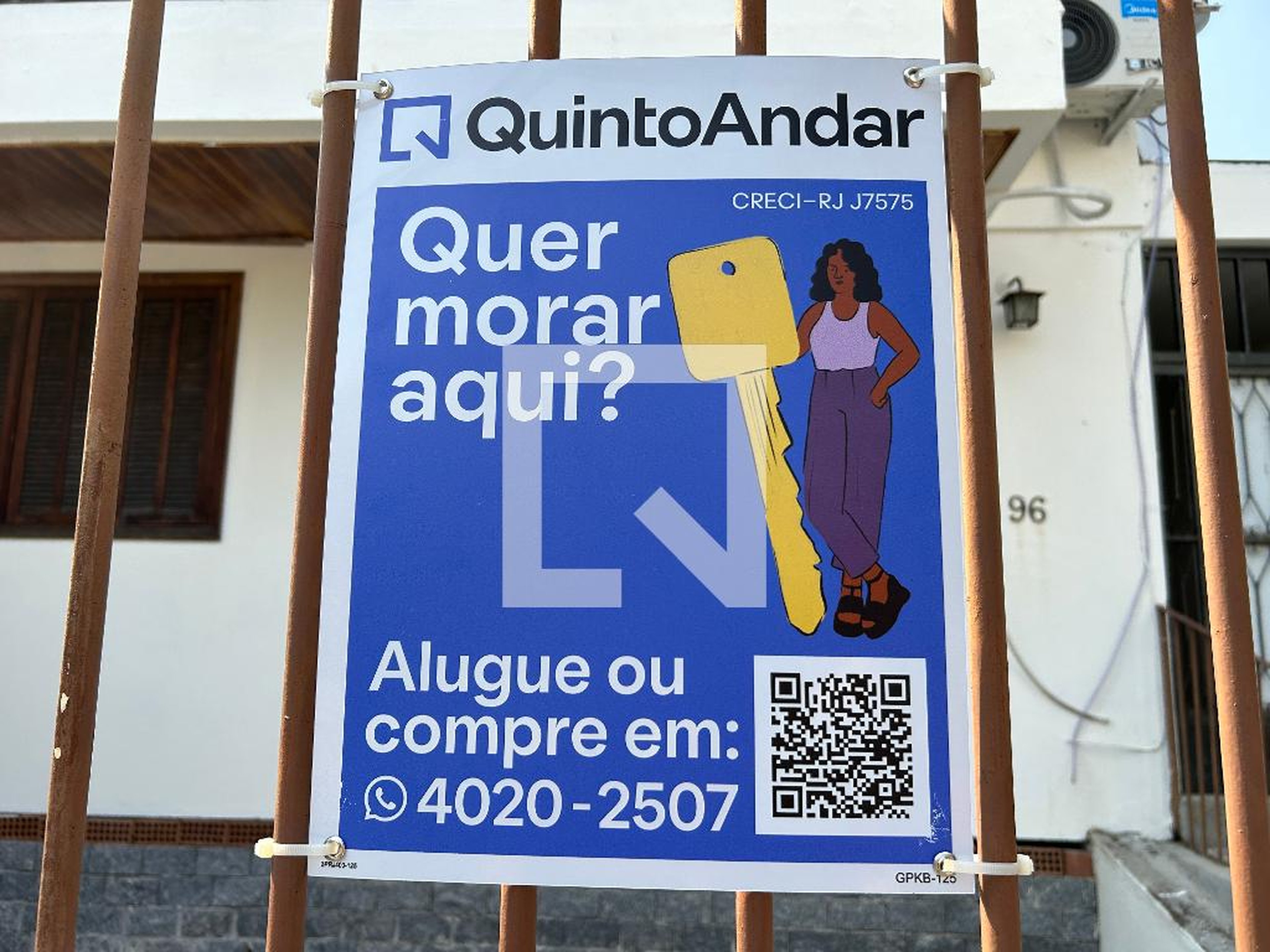 Fachada Condomínio em Rua Doná Eugênia, 96