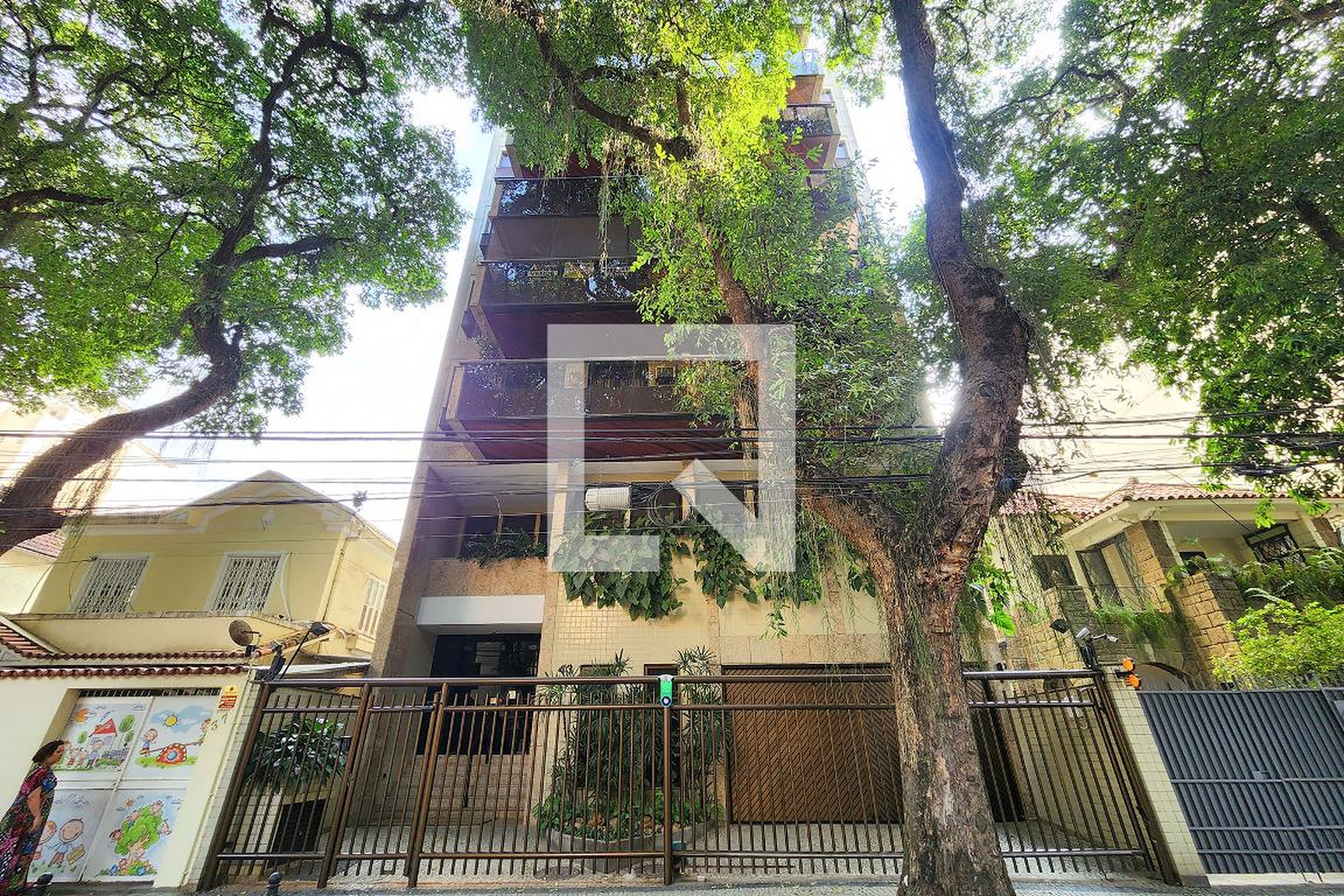 Fachada Condomínio em Rua Barão de Lucena, 43