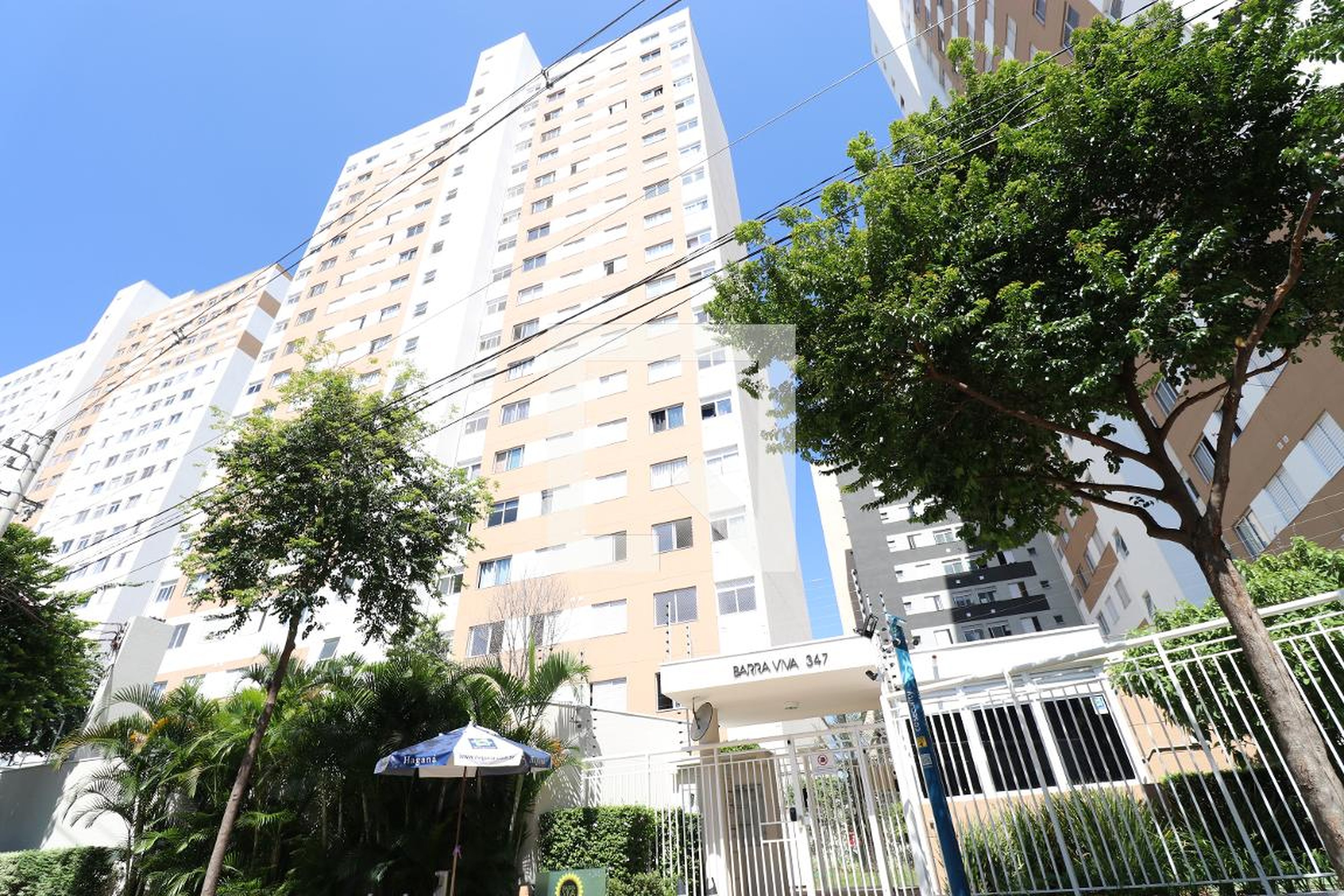 Fachada Condomínio em Rua Torres da Barra, 462