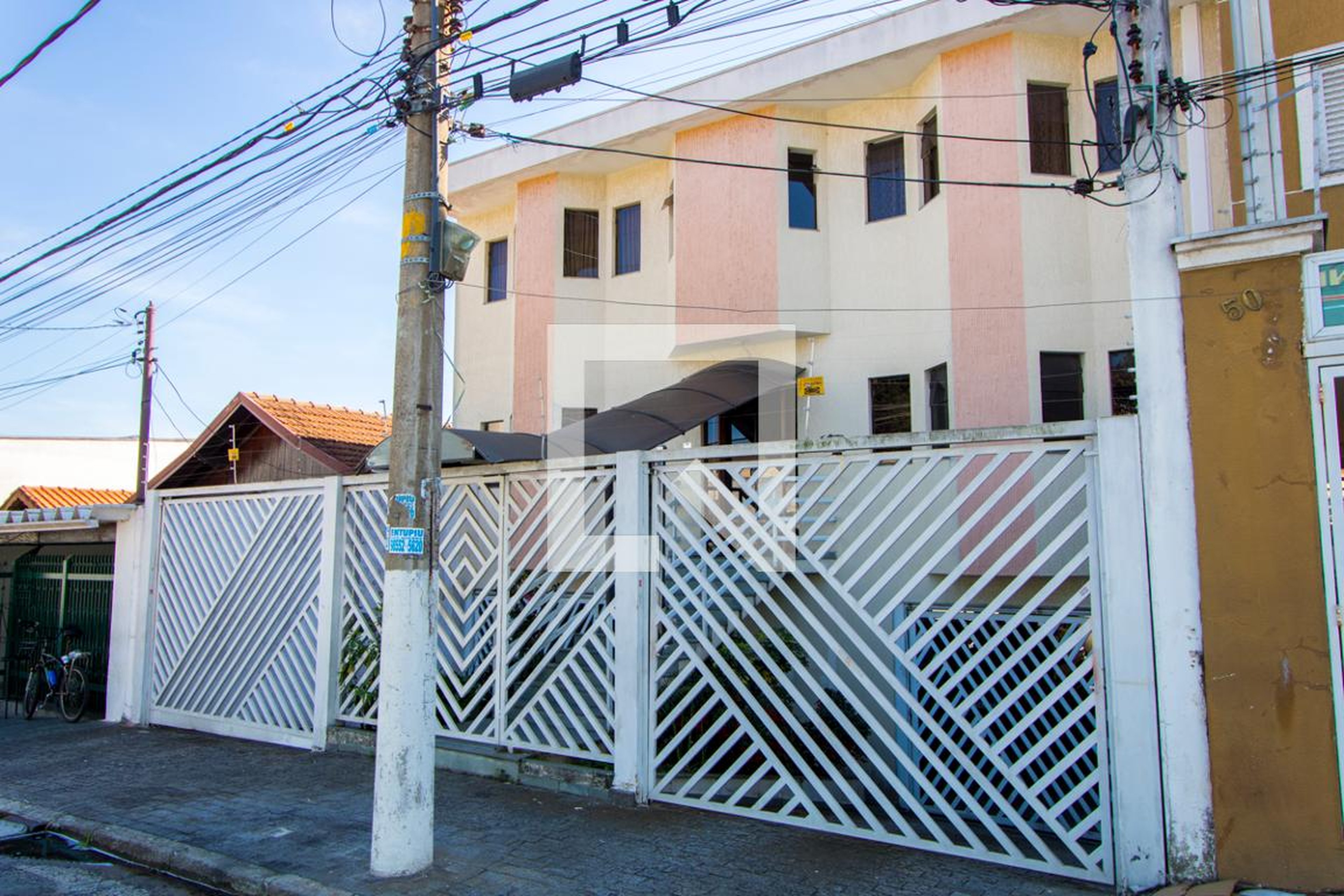 Fachada Condomínio em Rua Jatobá, 56