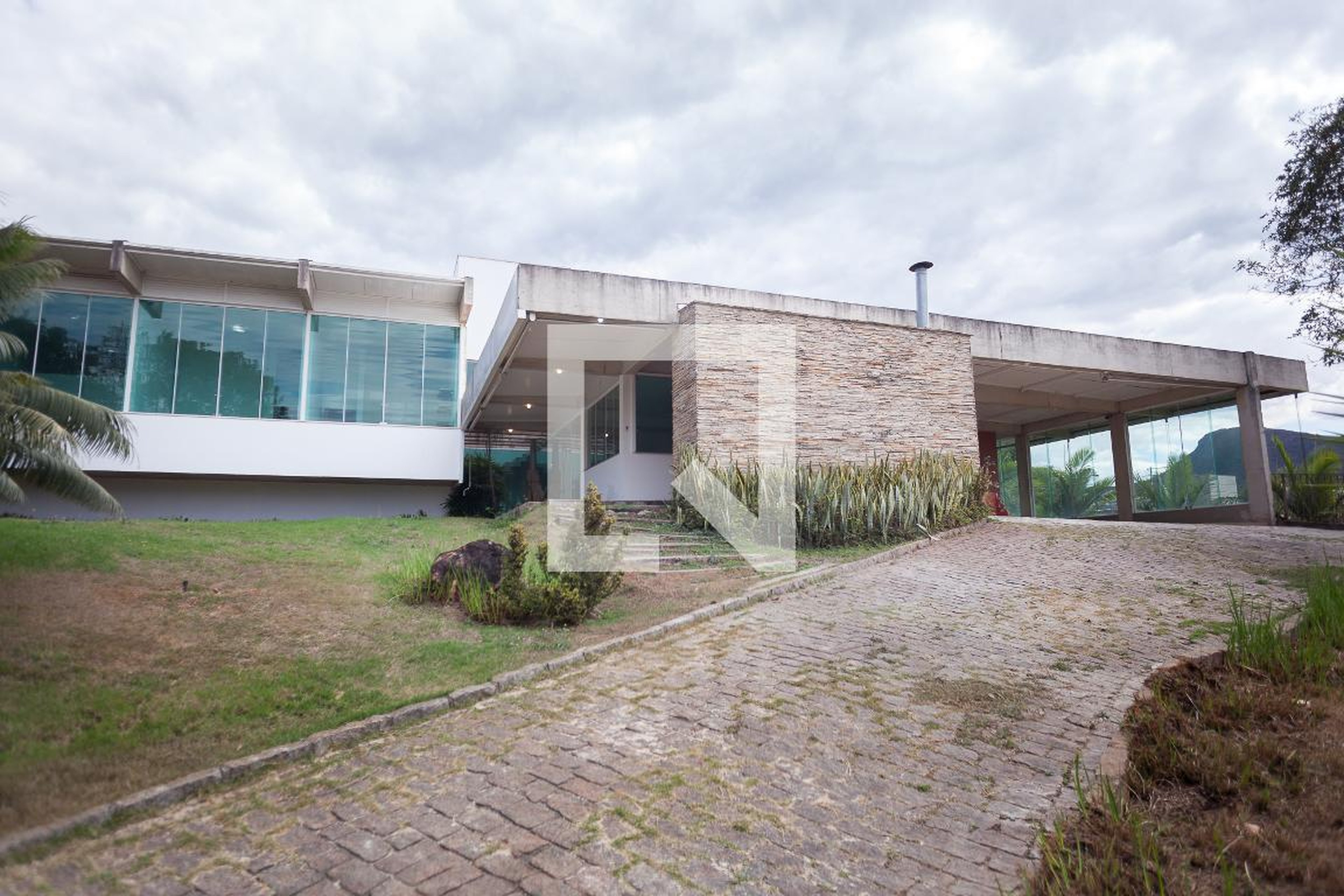 Fachada Condomínio em Rua Topázio, 132