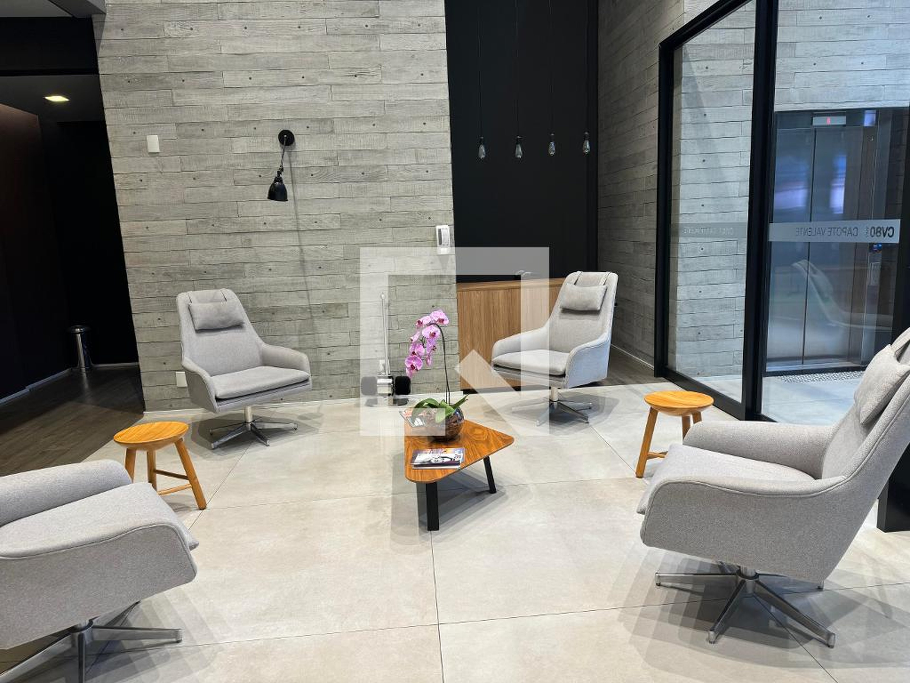 Hall - VN Capote Valente