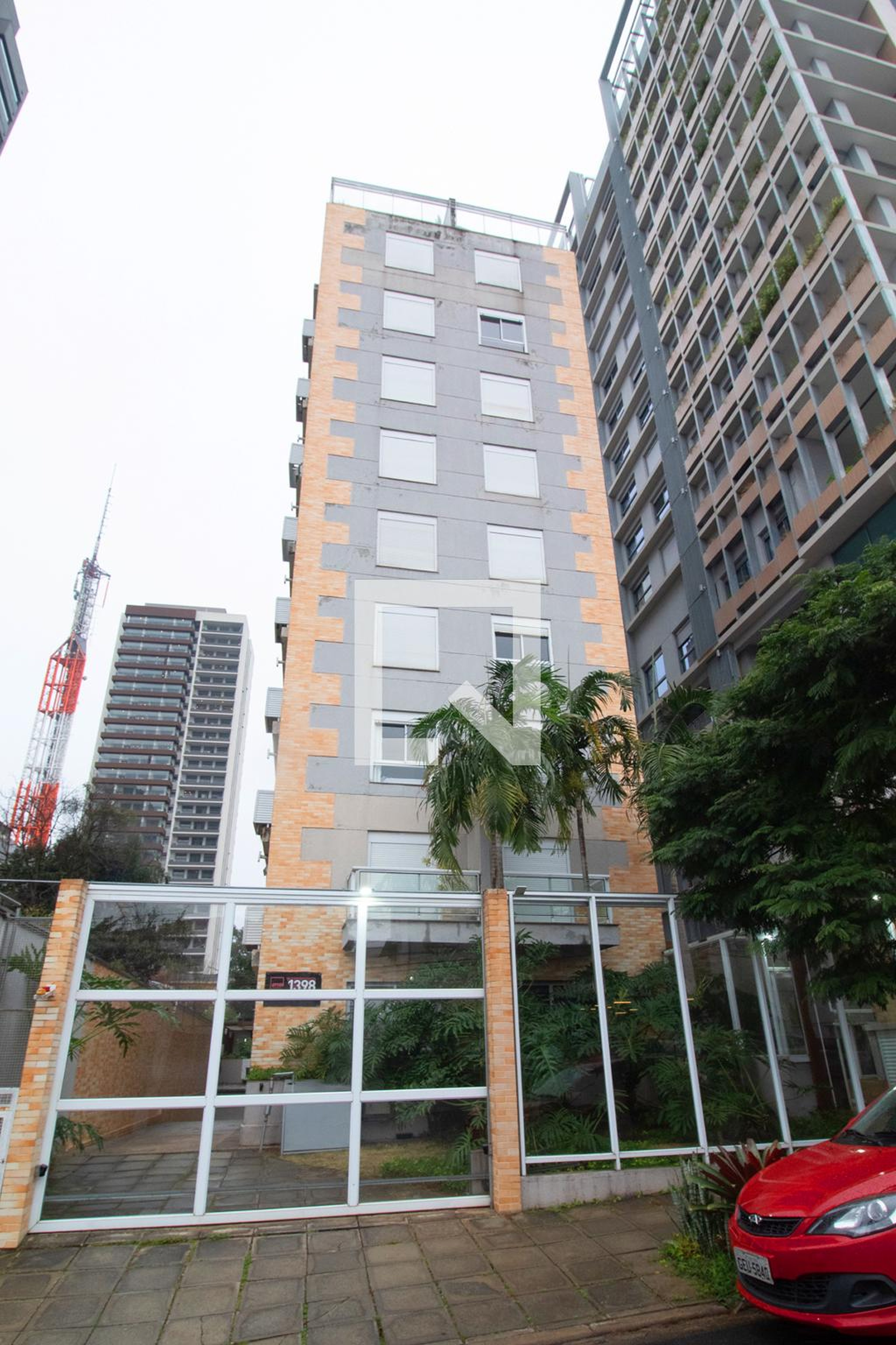 Fachada Condomínio em Rua Alves Guimarães, 1395