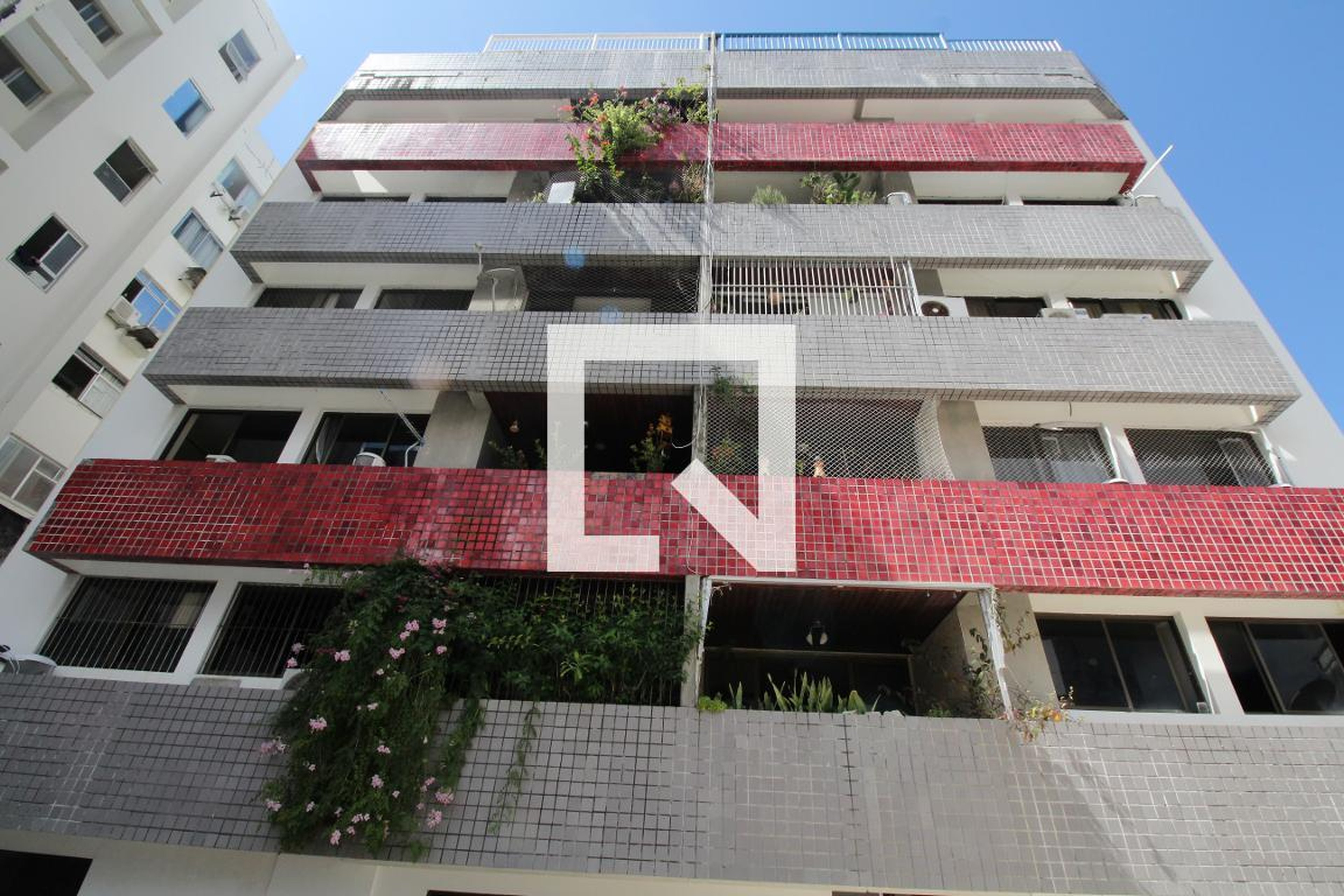 Fachada Condomínio em Rua Theodomiro Baptista, 197