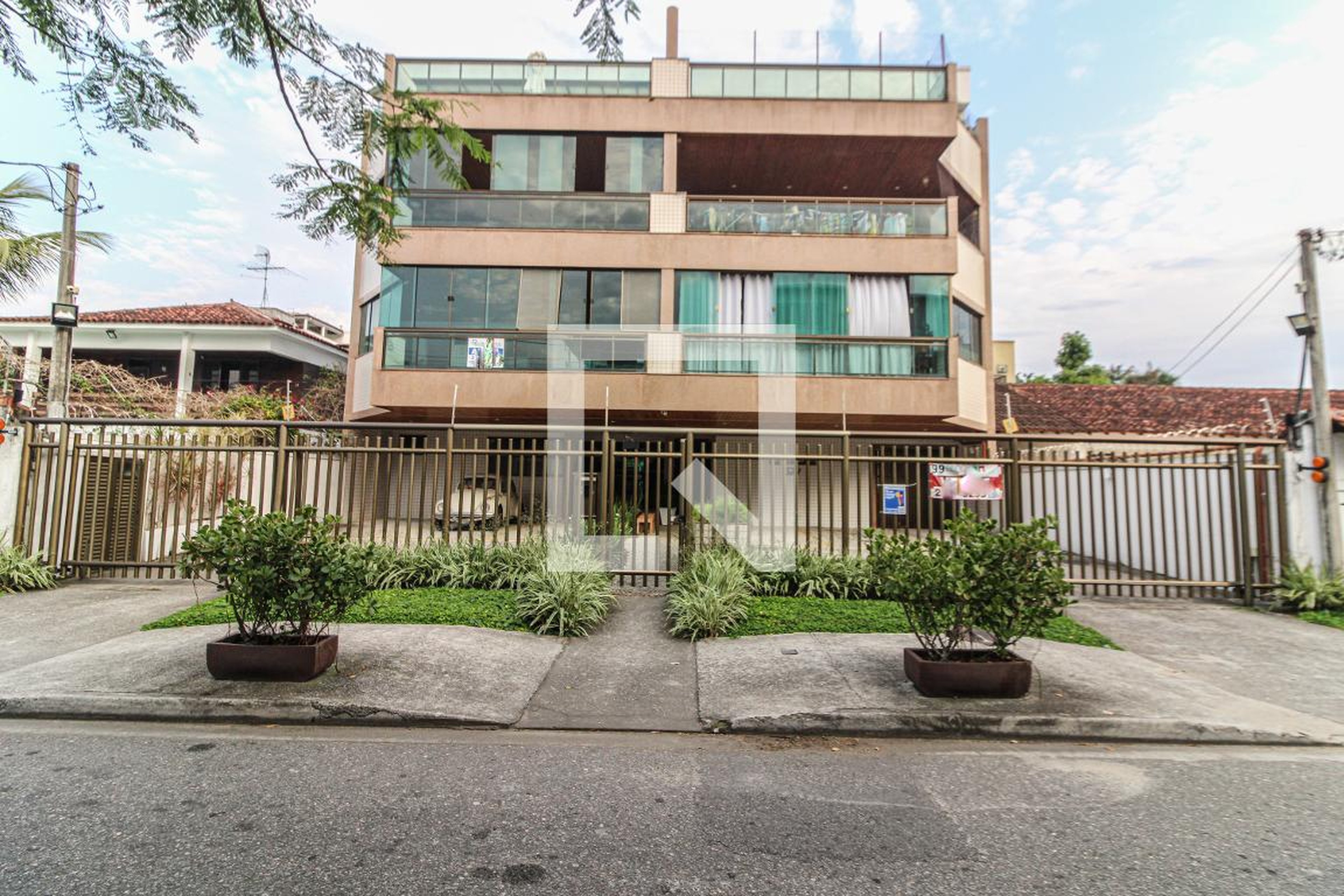 Fachada Condomínio em Rua Almirante Ary Rongel, 578