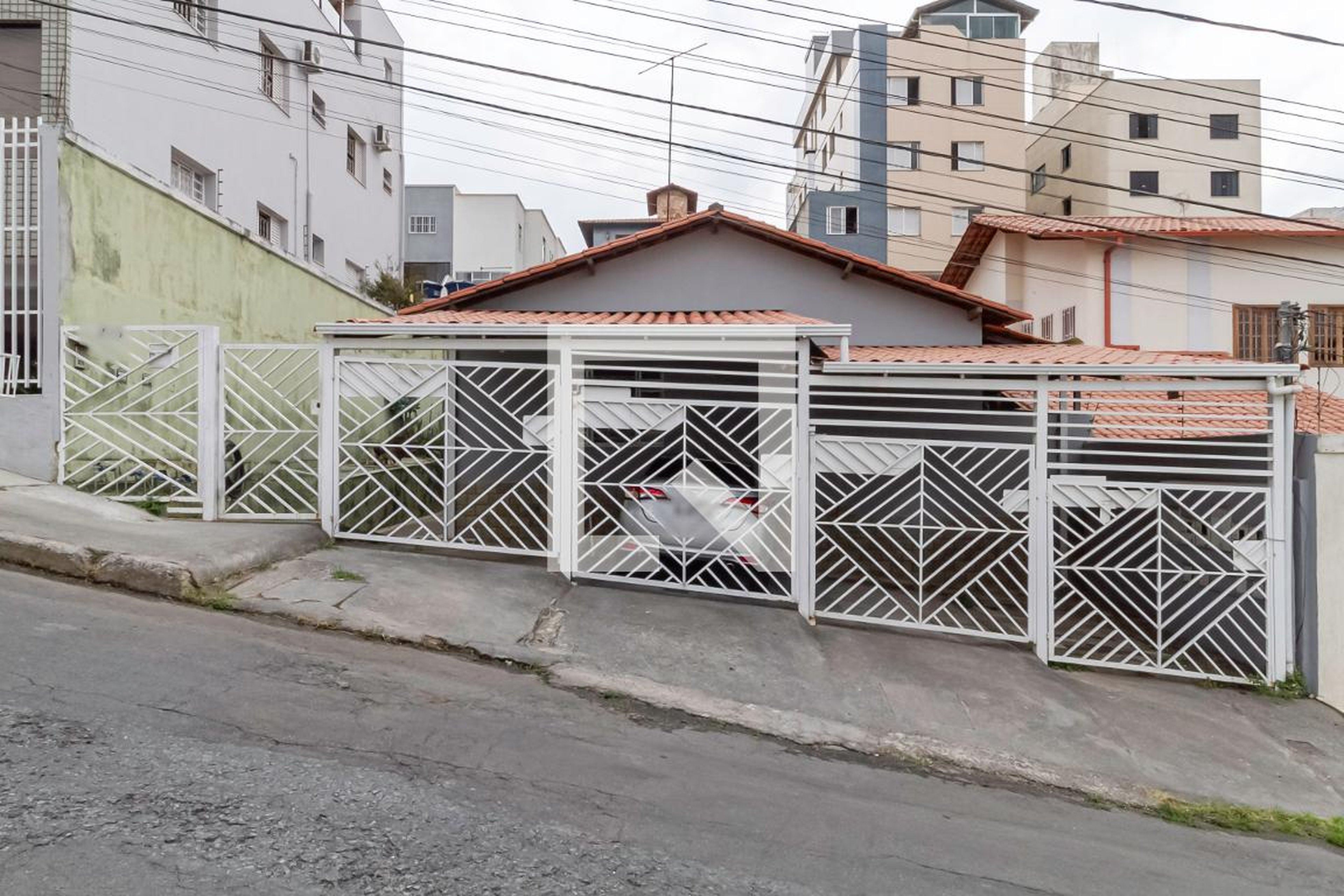 Fachada Condomínio em Rua Olbiano Sausmikat, 288