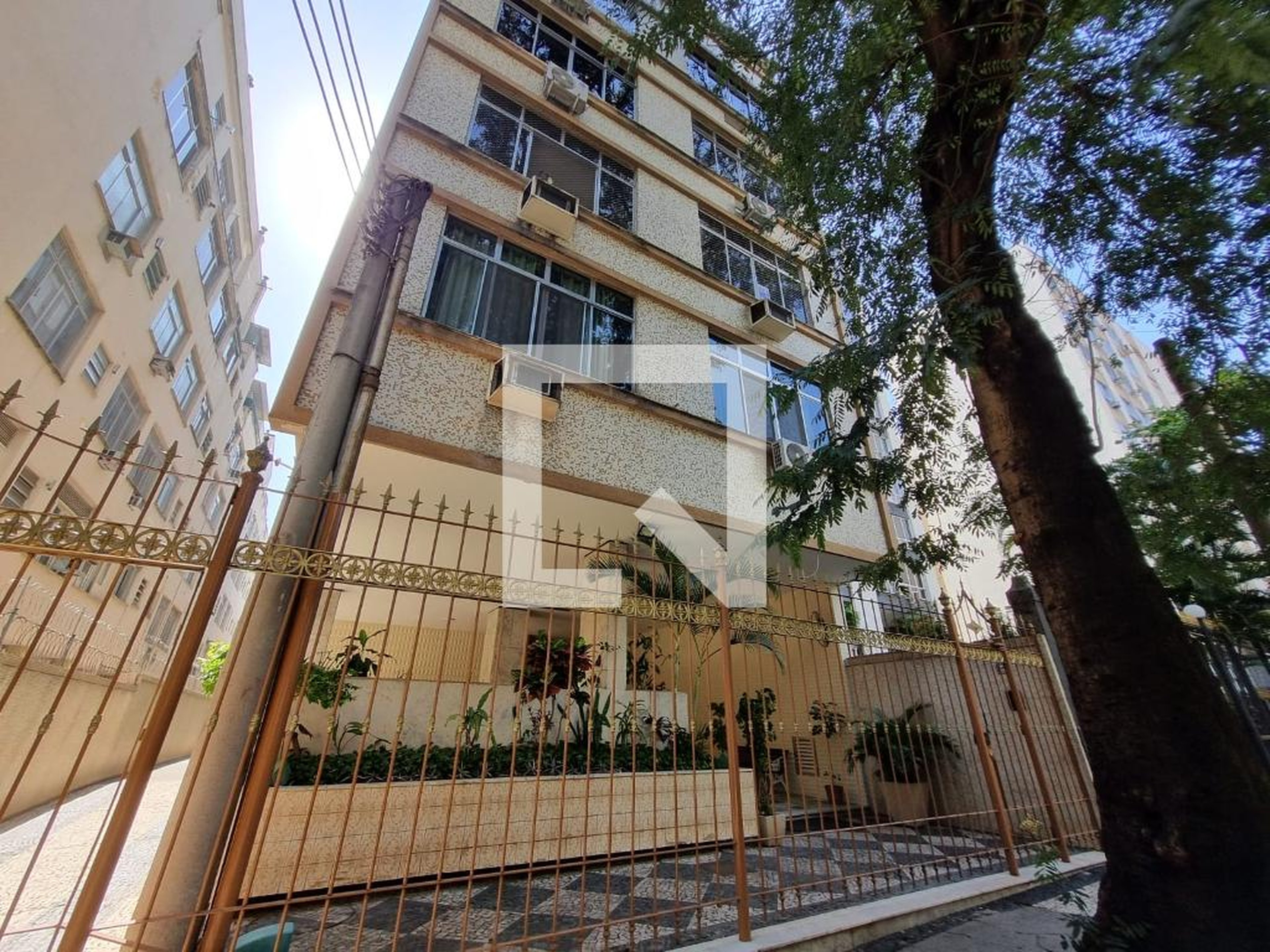 Fachada Condomínio em Rua Carlos Vasconcelos, 52