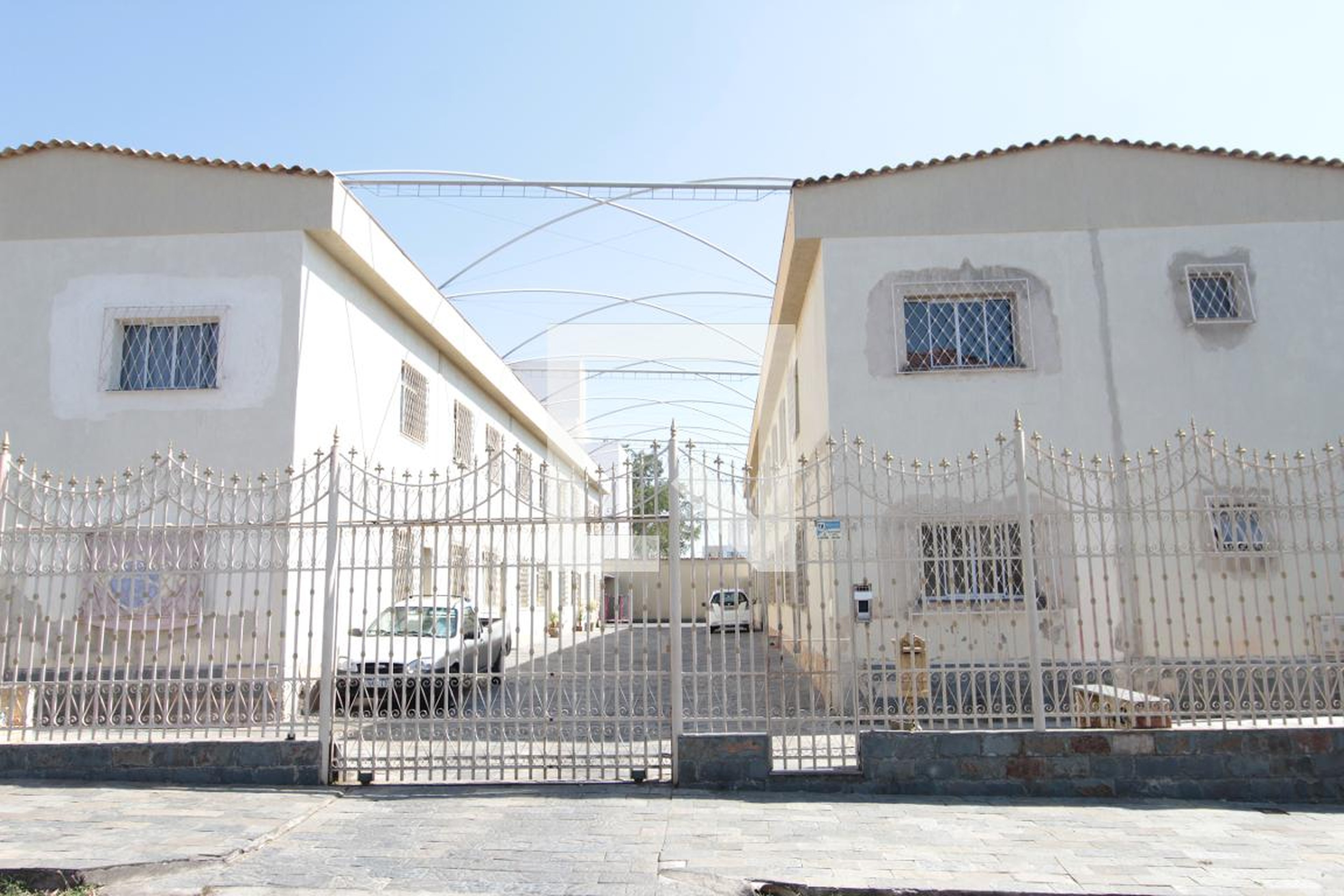 Fachada Condomínio em Rua Gastão da Costa Pinheiro, 64