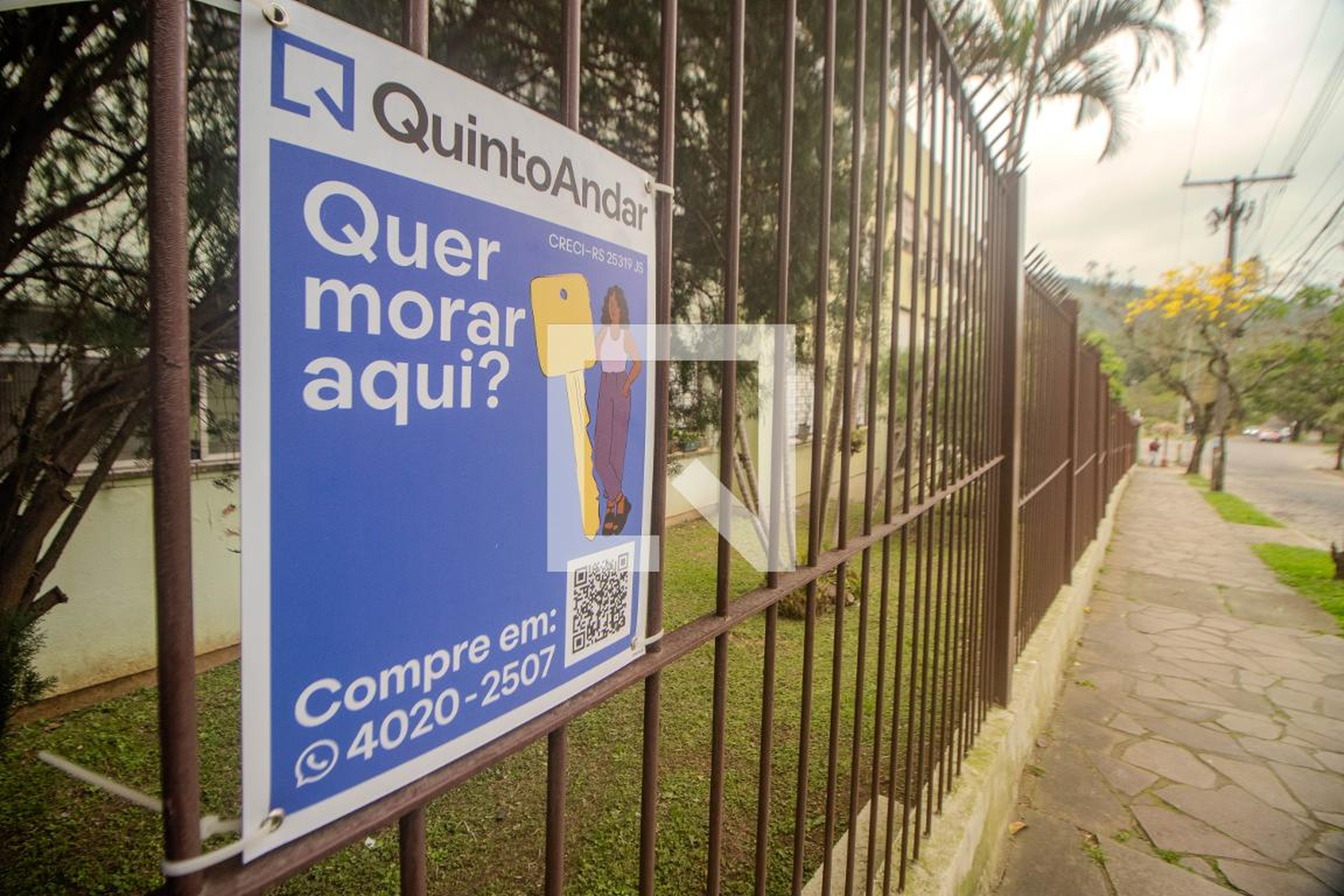 Fachada Condomínio em Rua Hugo Livi, 40