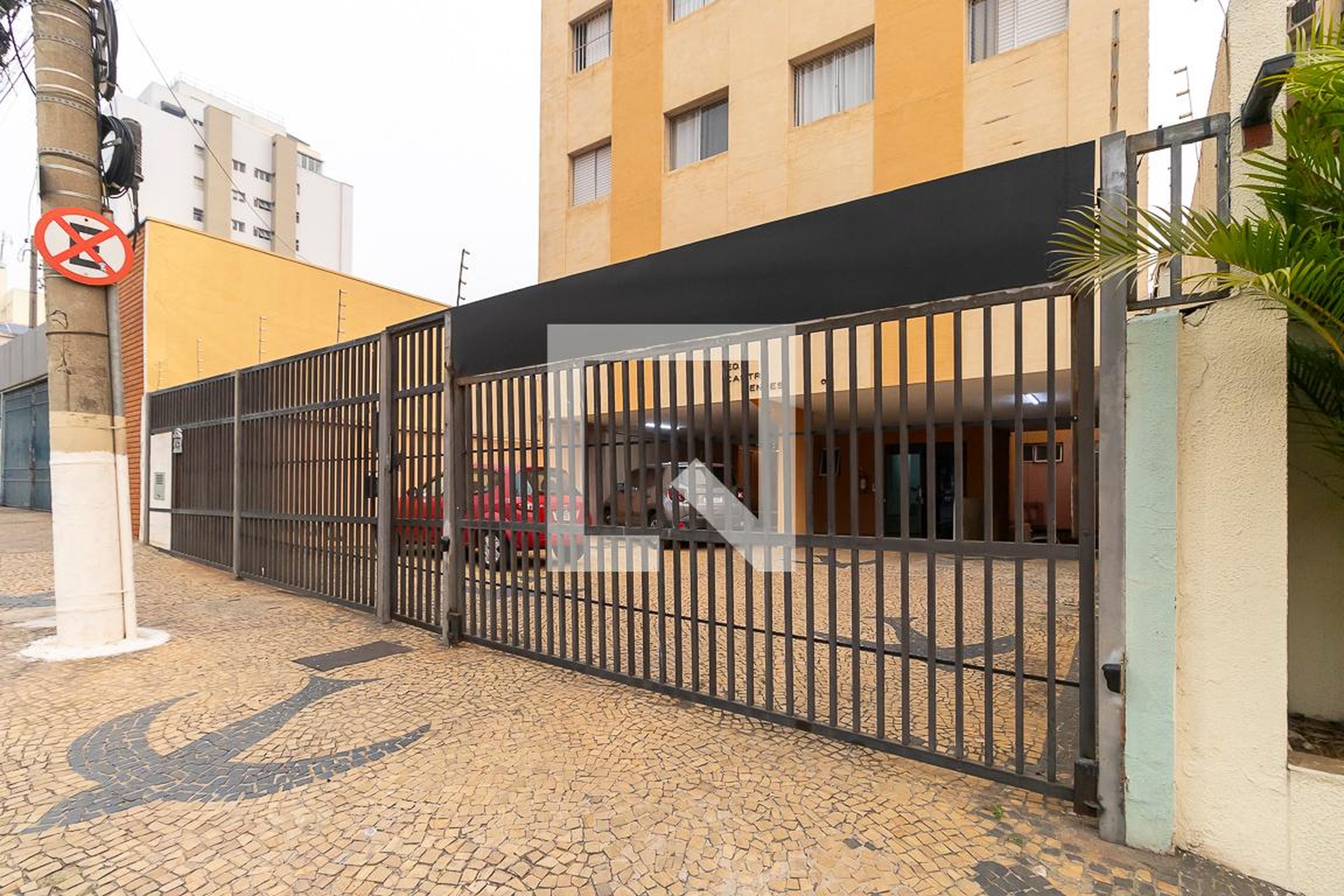 Fachada Condomínio em Rua Doutor Sales de Oliveira, 611