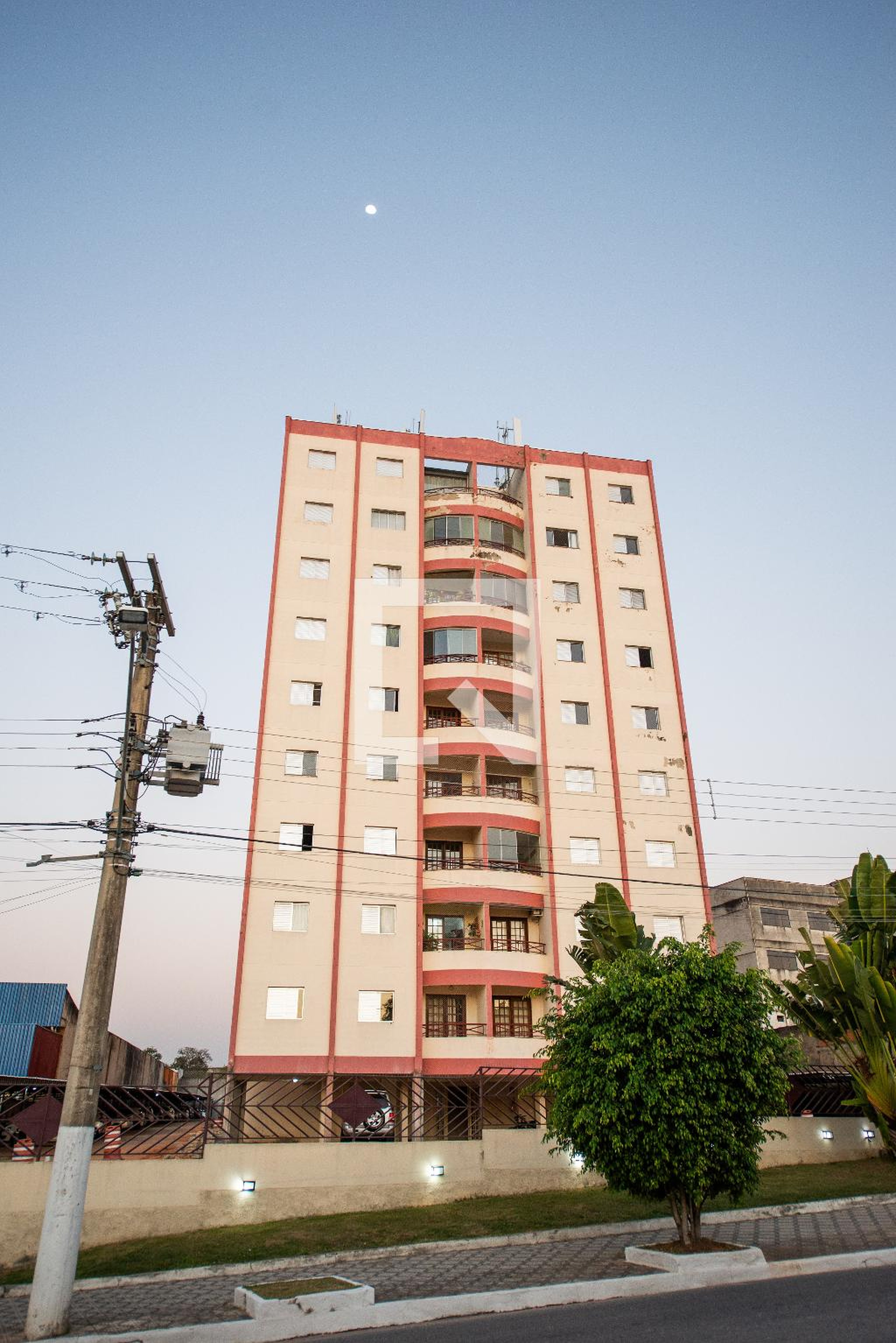 Fachada do Condomínio Condomínio Versailhes