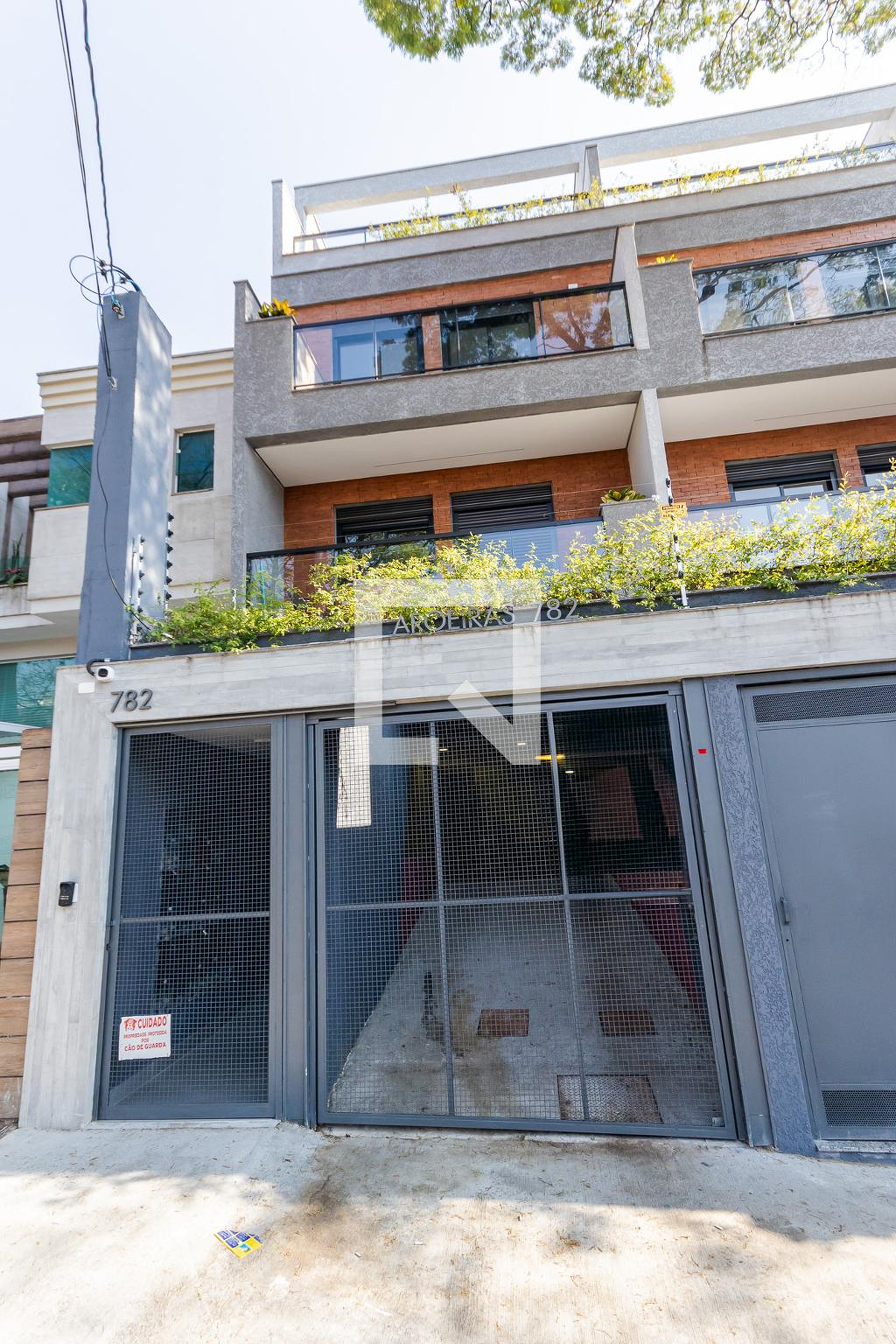 Fachada Condomínio em Rua das Aroeiras, 782