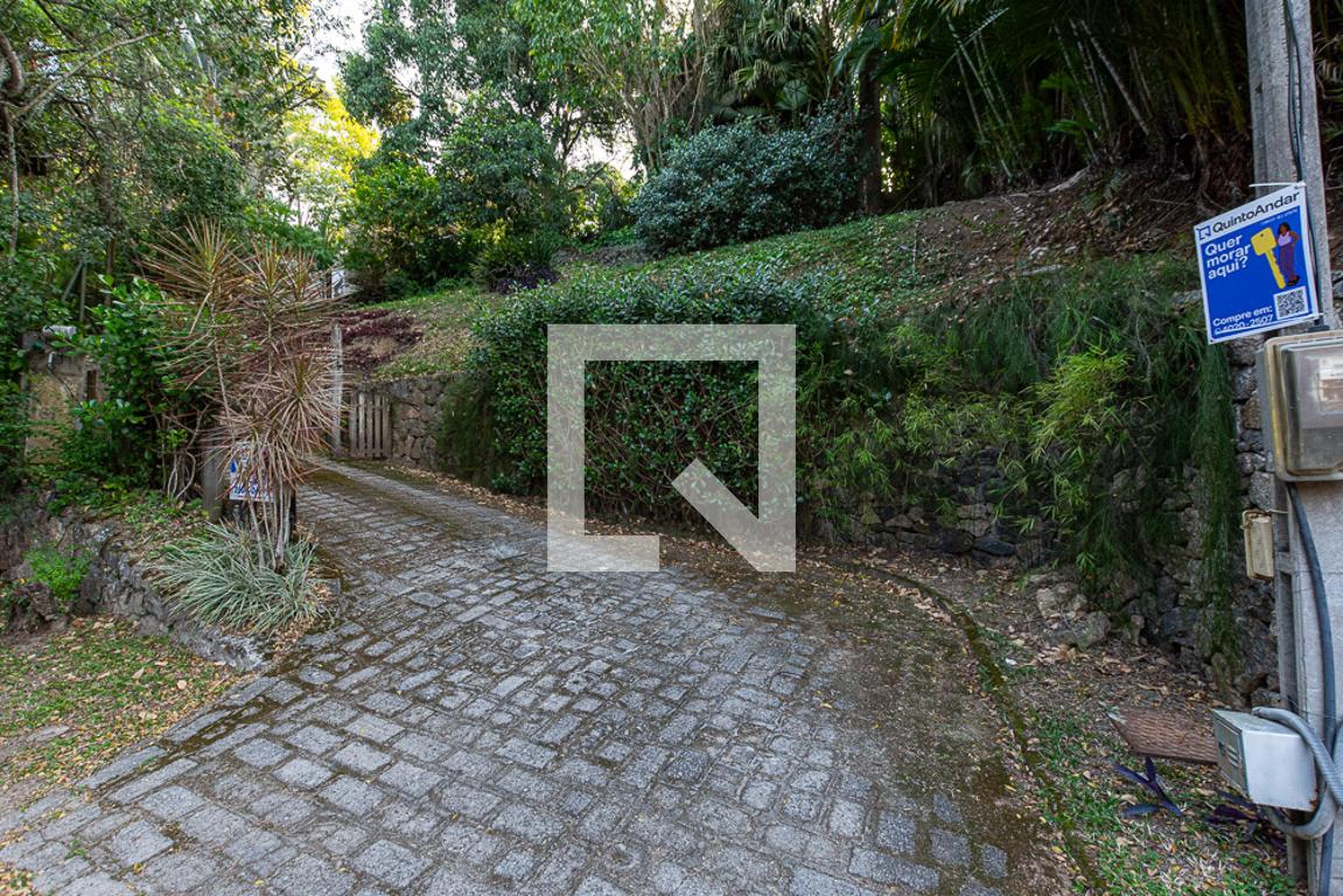 Fachada Condomínio em Rua Alcides Galhardo, 390