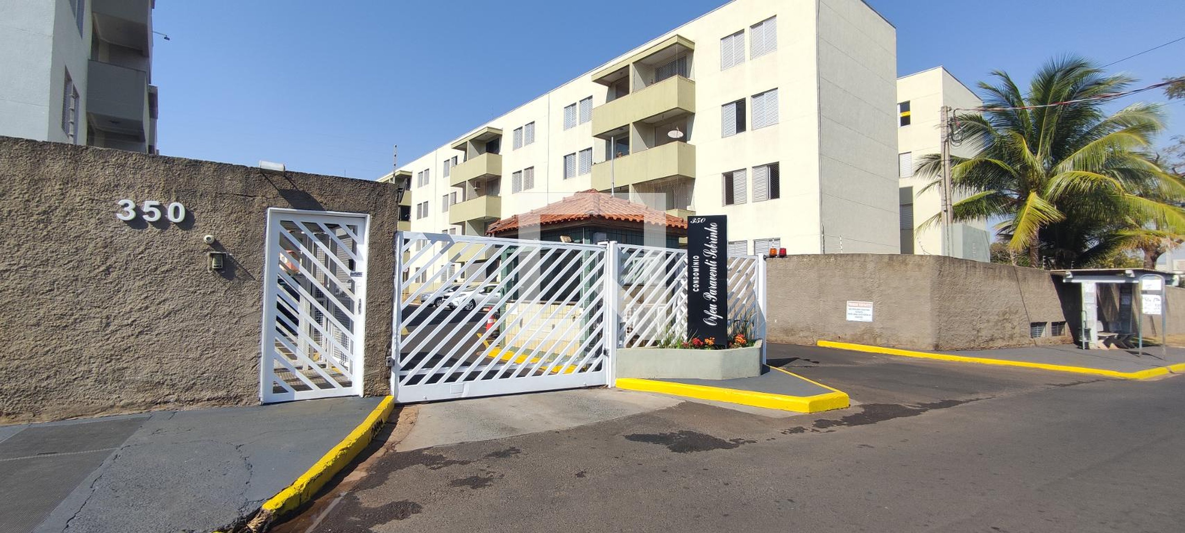 Fachada Condomínio em Rua Leonardo Gonçalves, 359