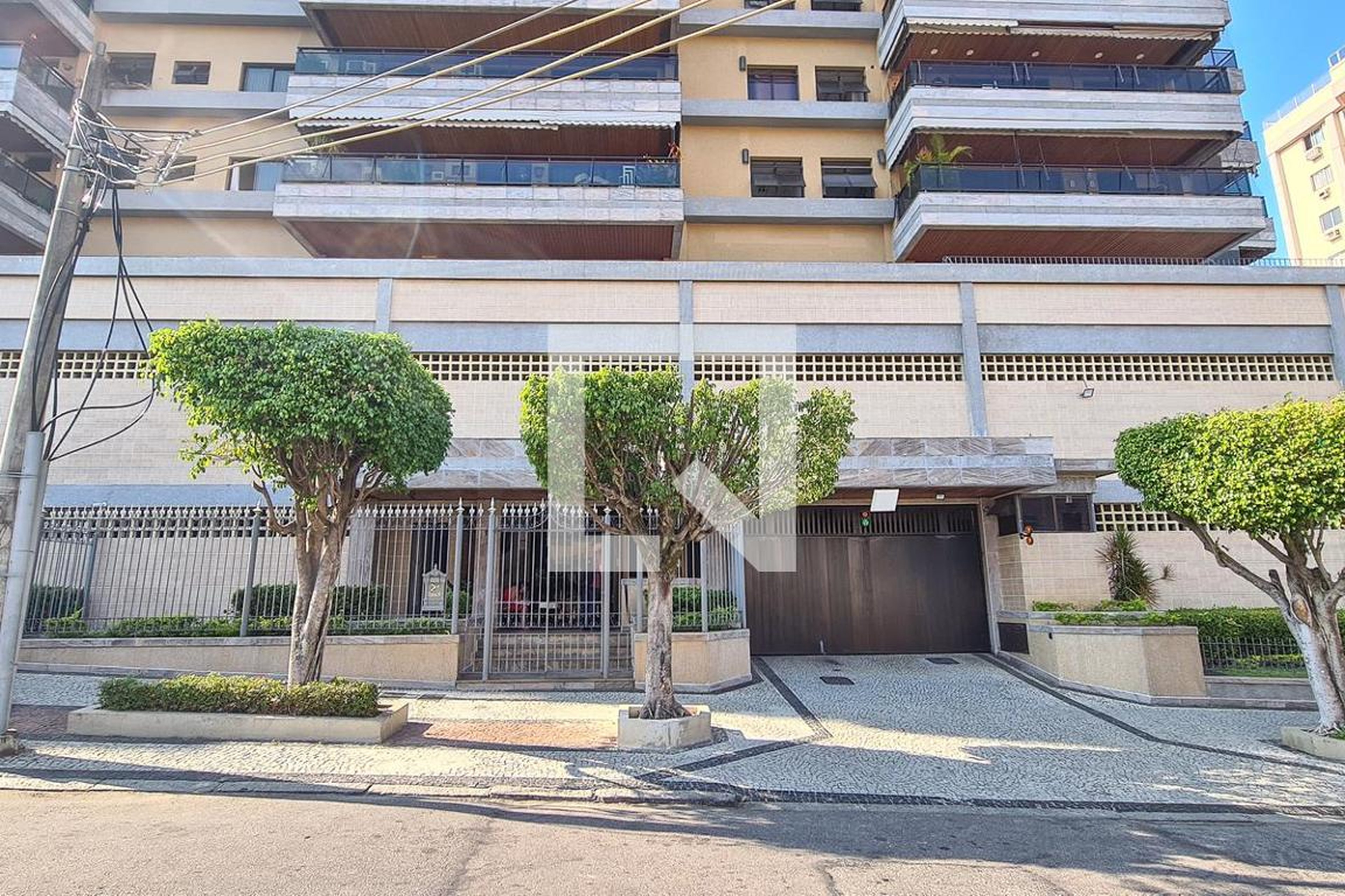 Fachada do Condomínio Edifício Mont Serrat X