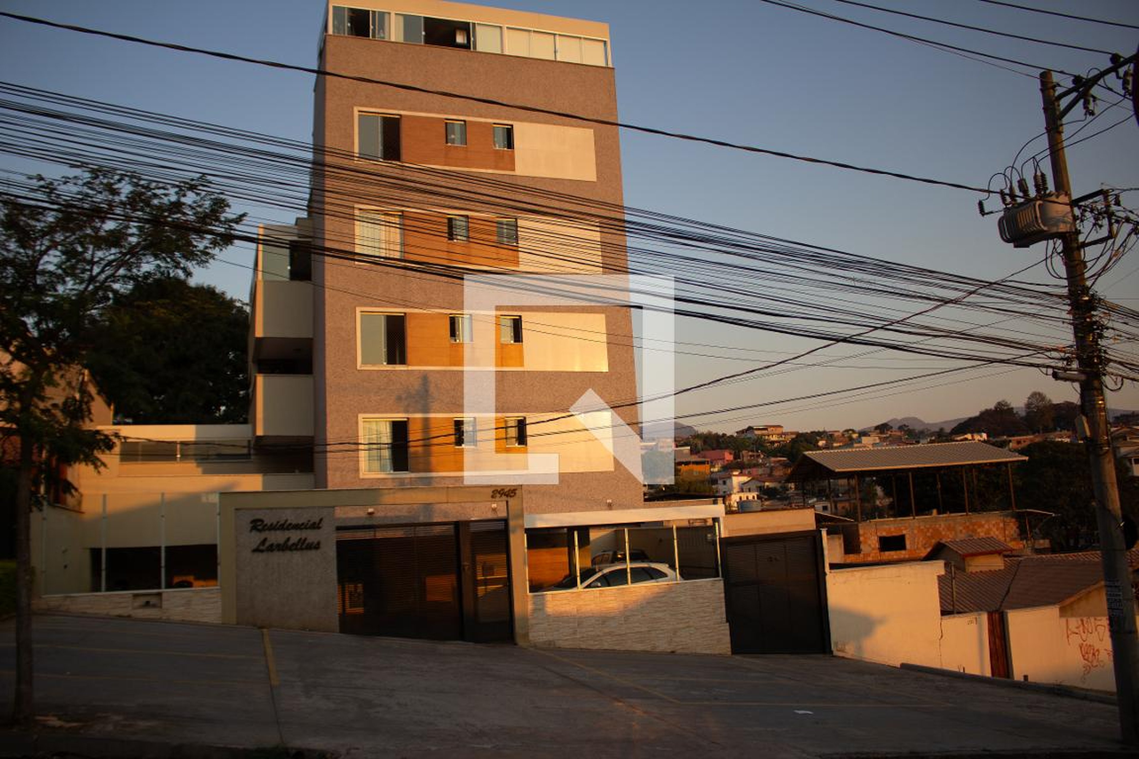 Fachada Condomínio em Rua Doutor Cristiano Rezende, 2945