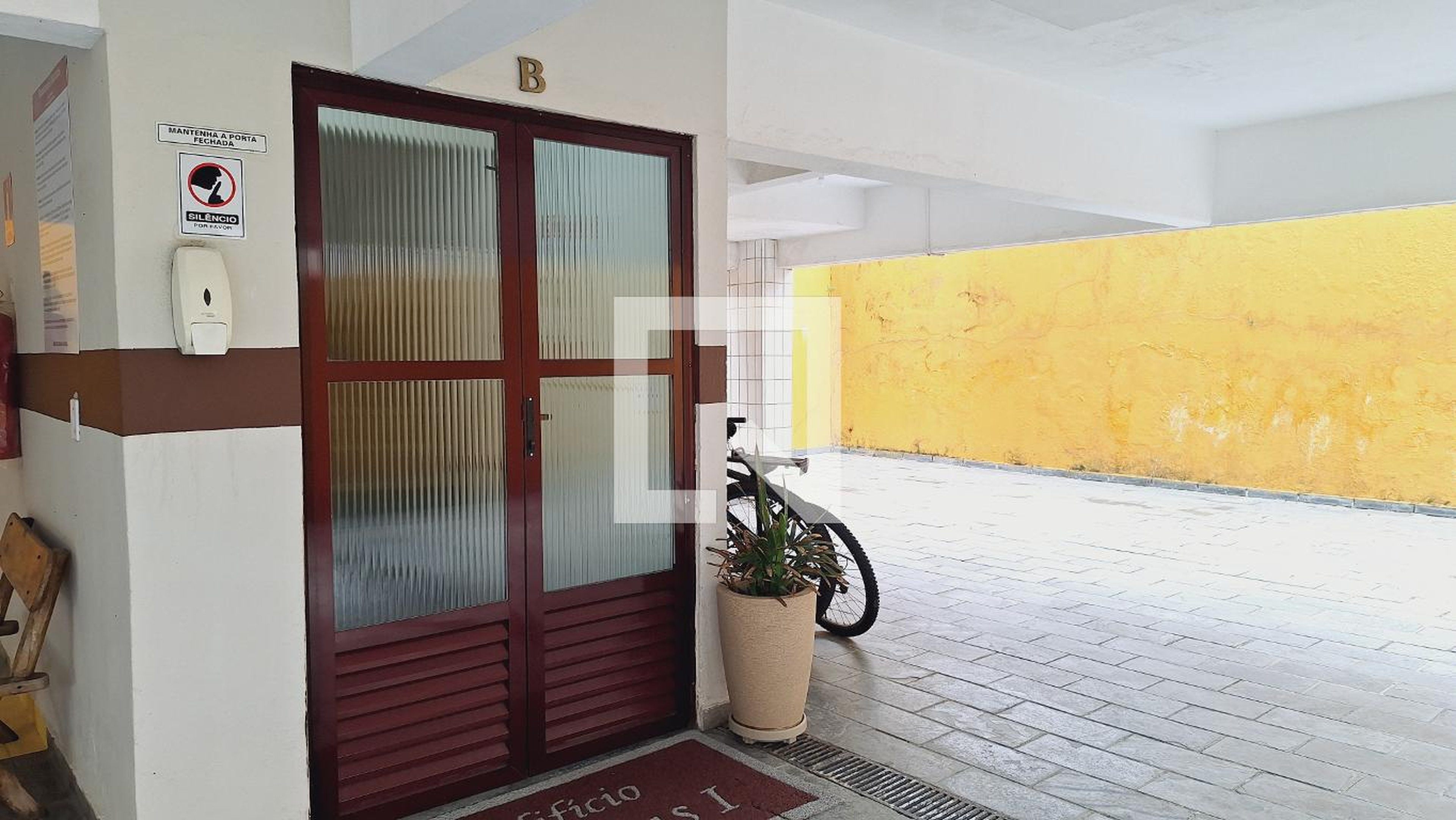 Entrada Condomínio em Avenida Guilhermina, 350