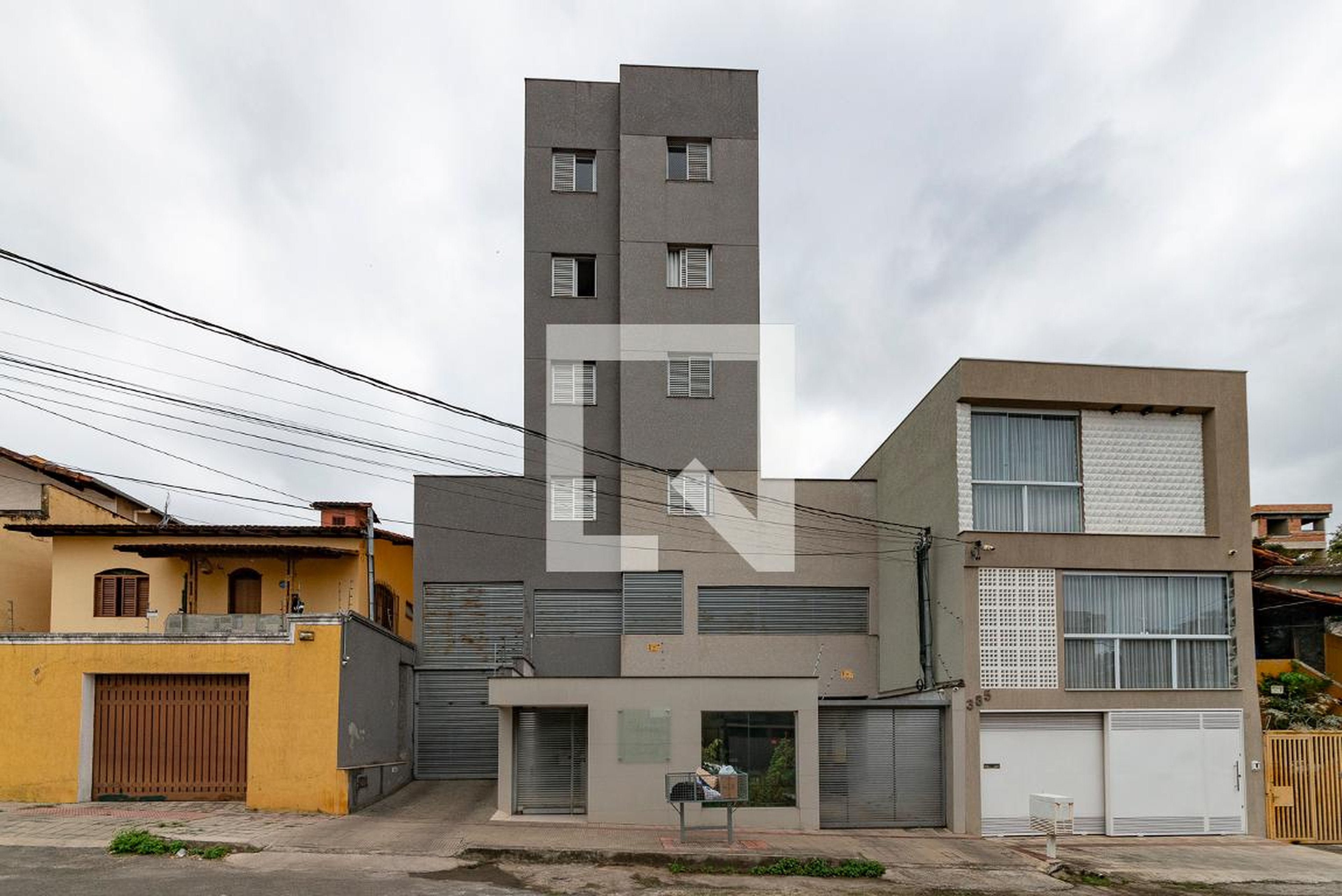 Fachada Condomínio em Rua Peônia, 377