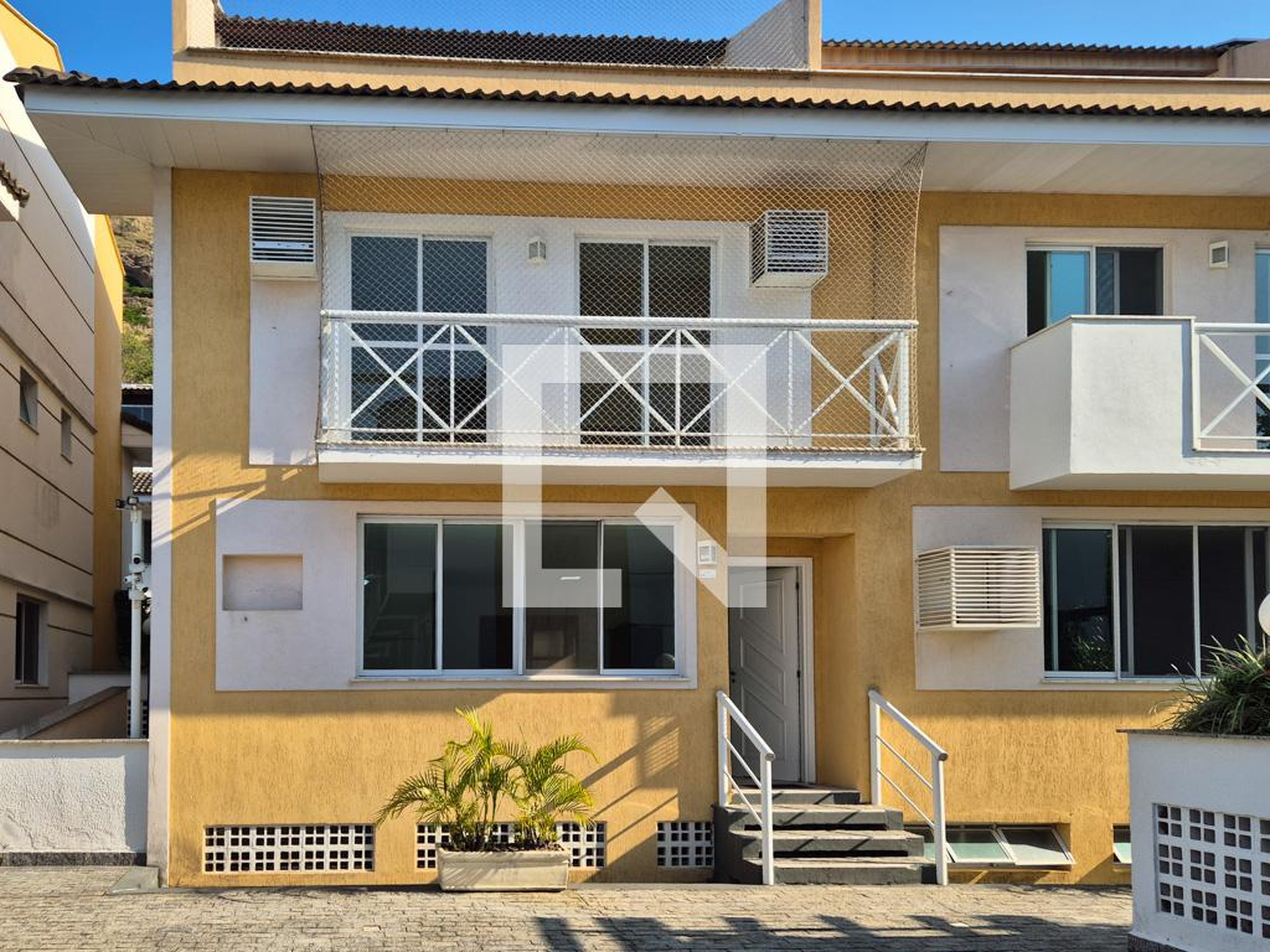 Fachada Condomínio em Rua Orígenes Lessa, 446