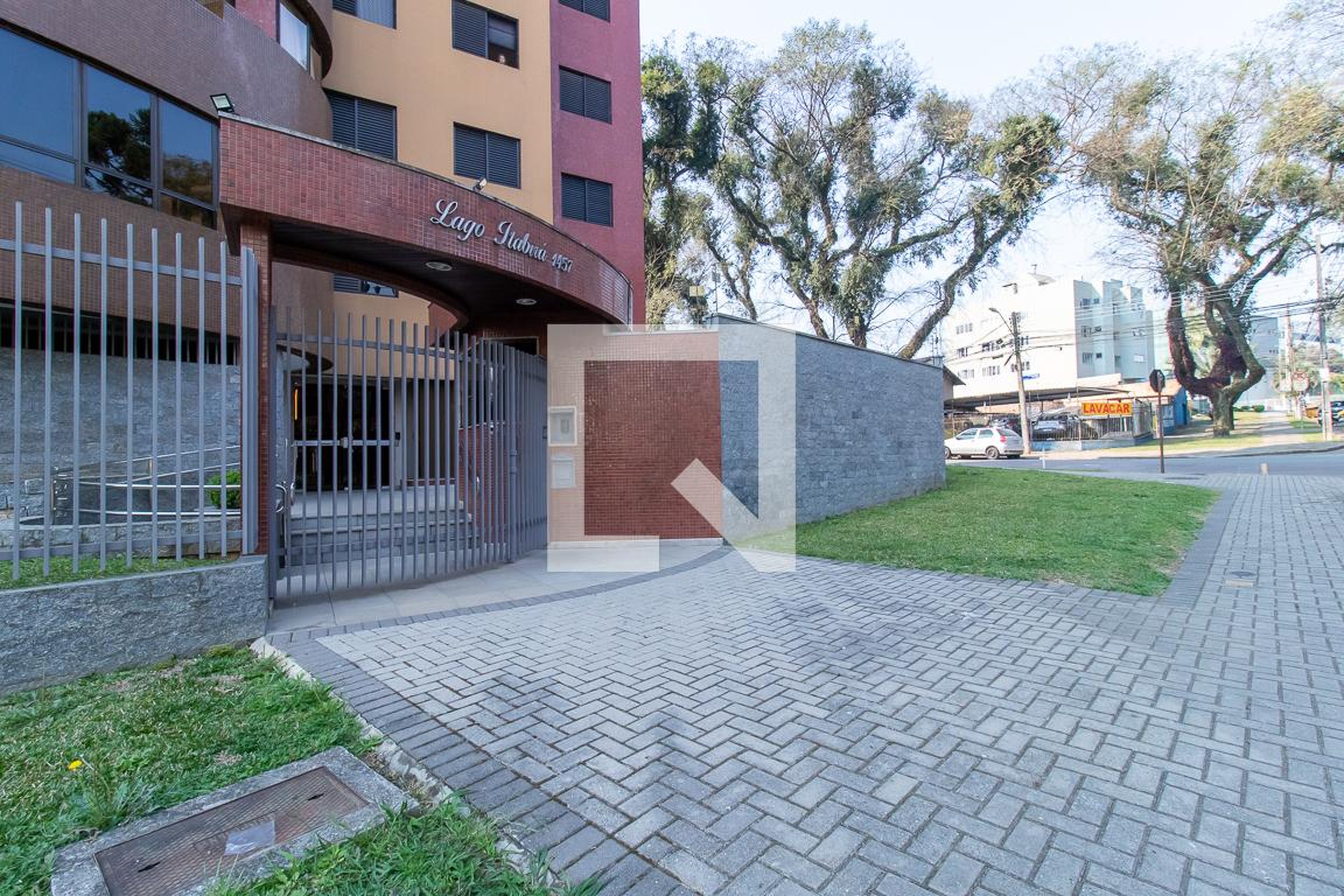 Fachada Condomínio em Rua Tamoios, 2