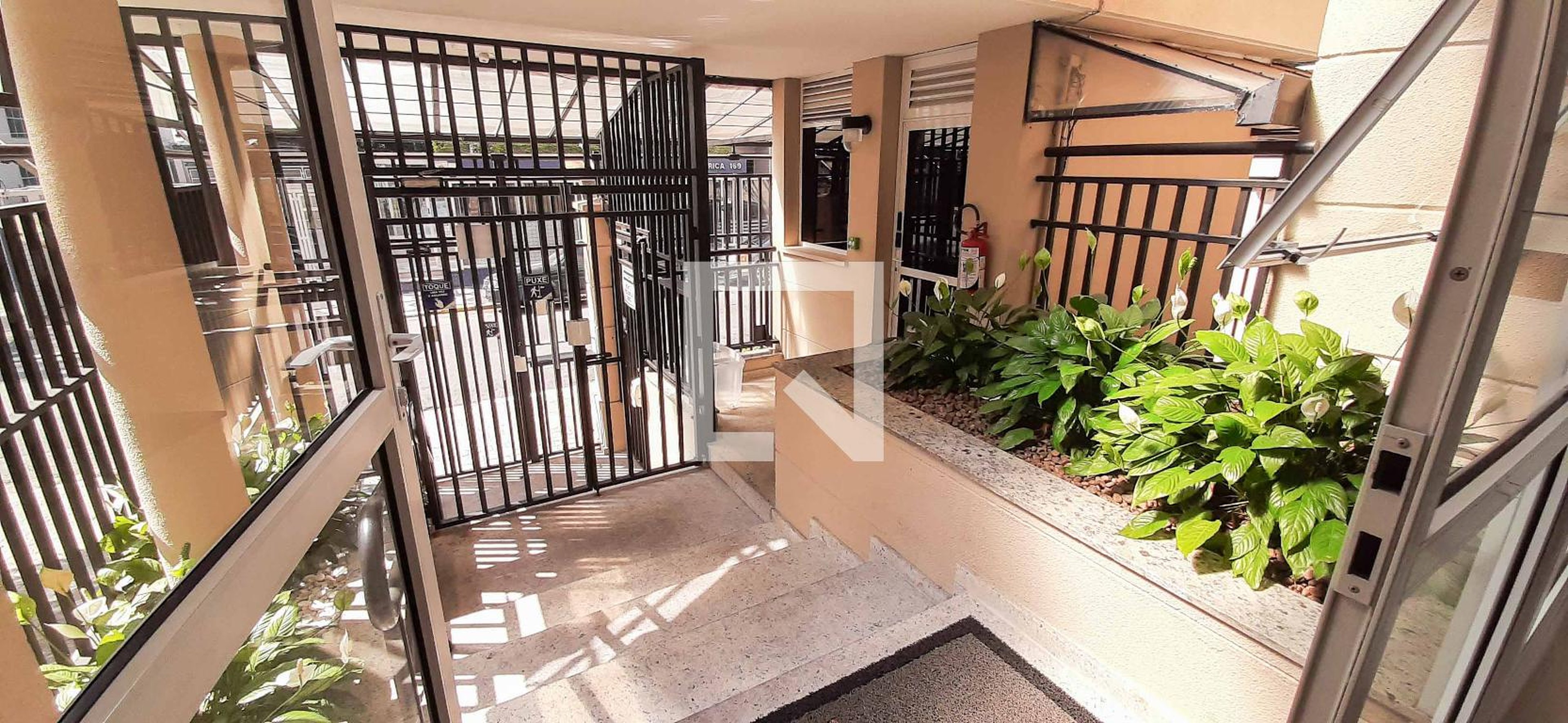 Fachada Condomínio em Rua dos Inconfidentes, 168