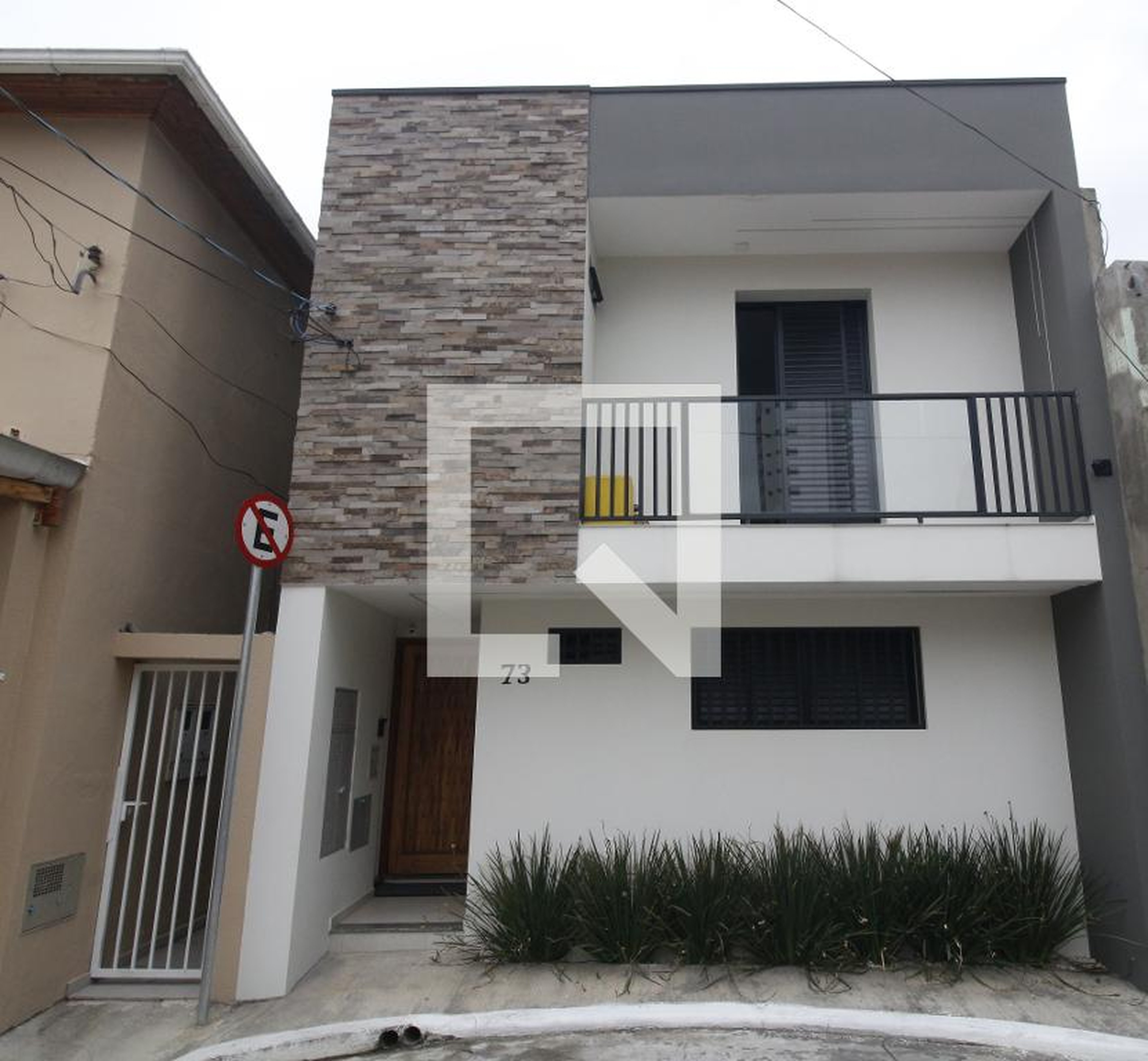 Fachada Condomínio em Rua Agripina Simões Alvim, 73