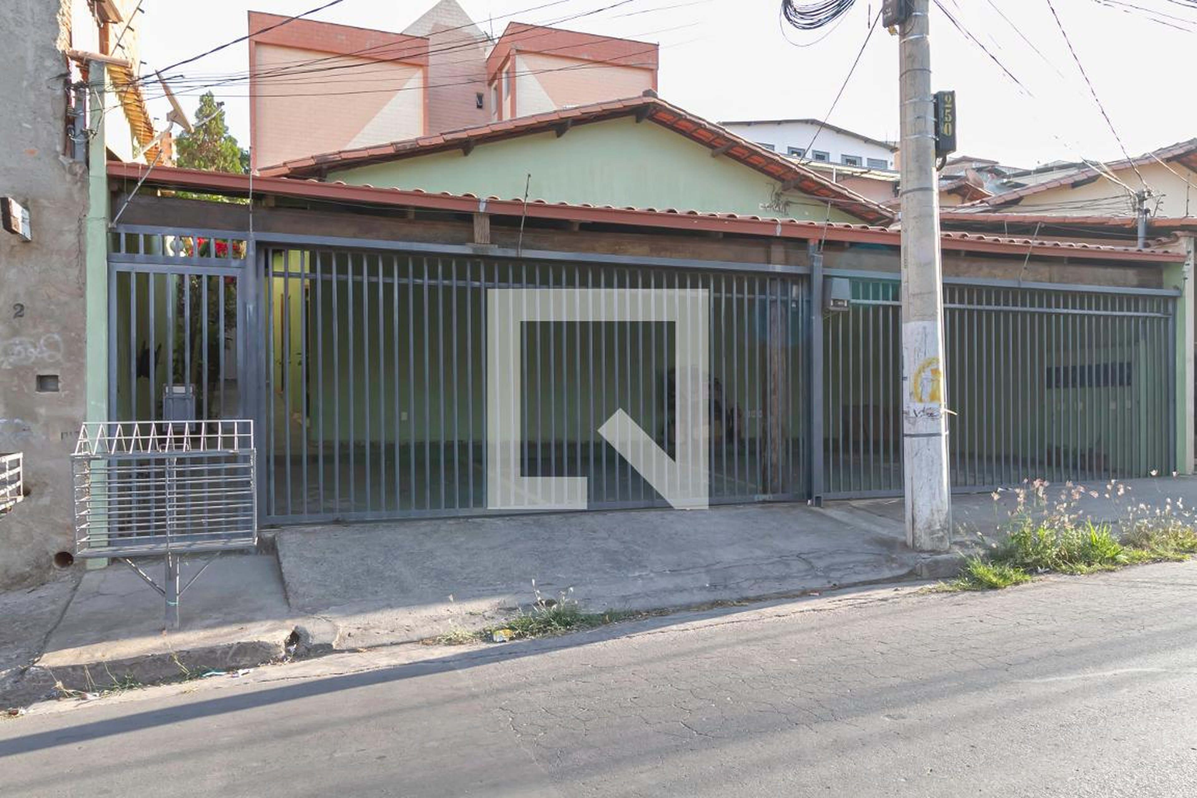 Fachada Condomínio em Rua Bernardino Oliveira Pena, 244