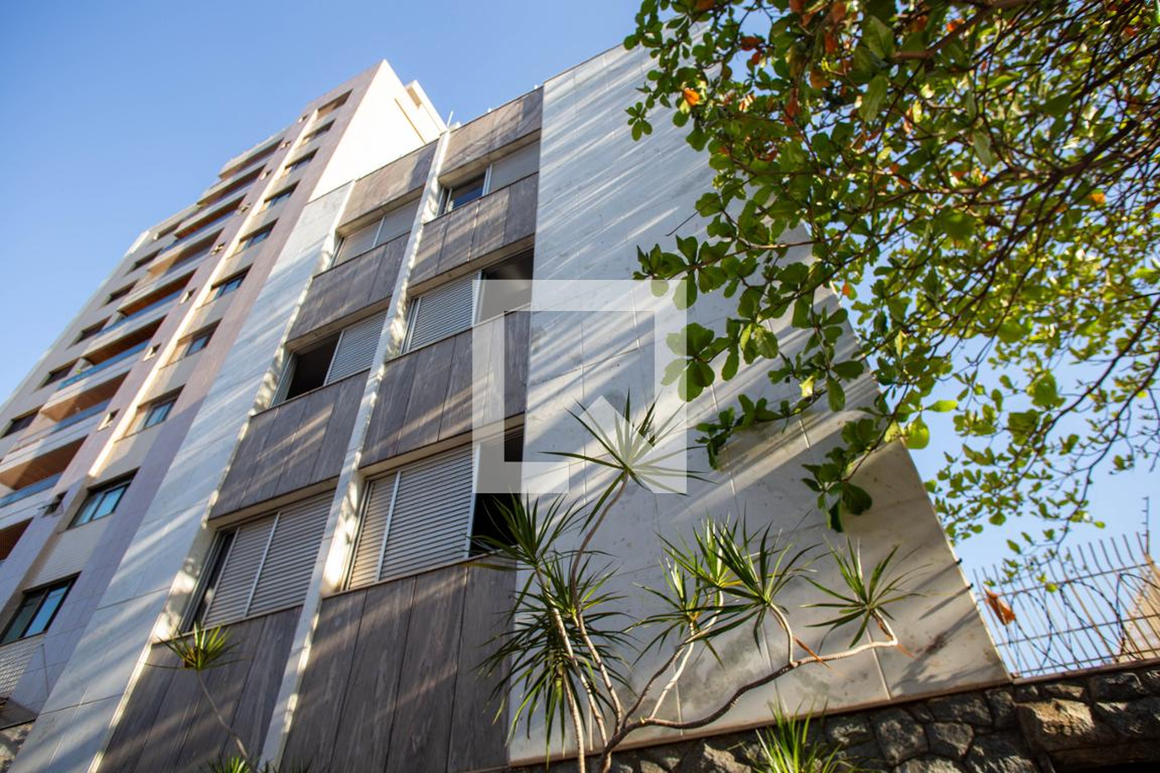 Fachada Condomínio em Rua Cristina, 303