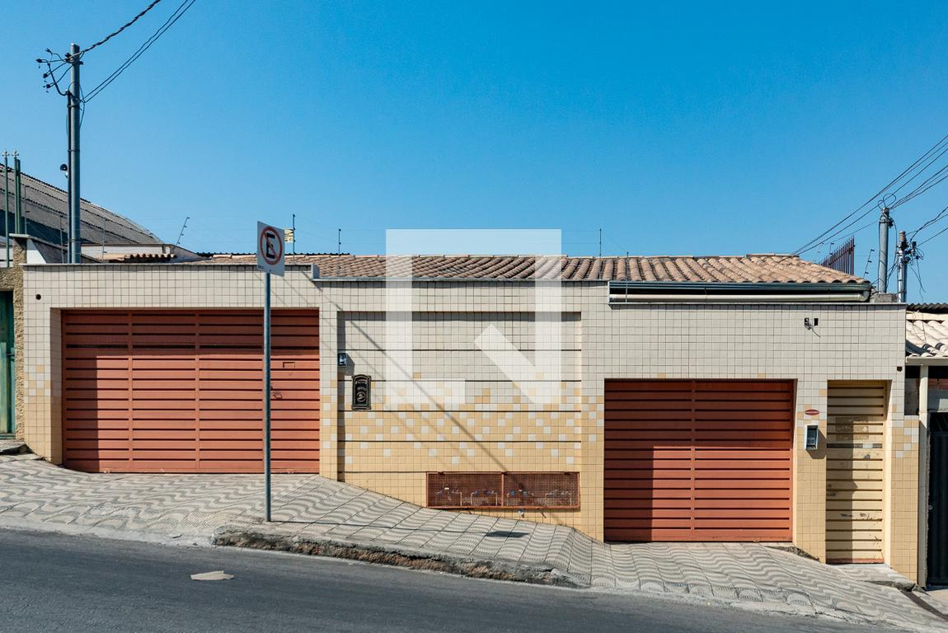 Fachada Condomínio em Rua Professor Tito Novaes, 143