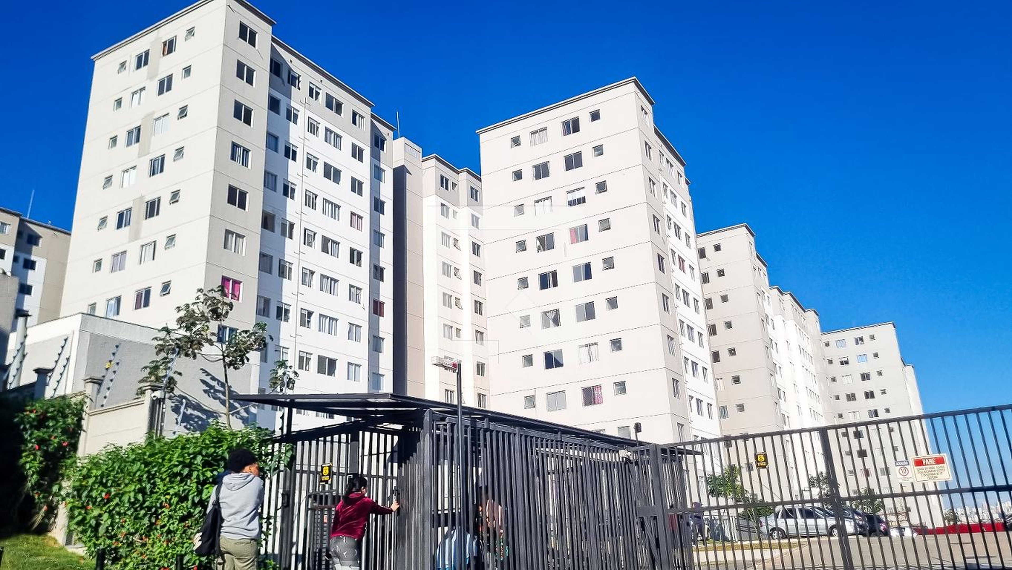 Fachada Condomínio em Rua Emília Pilon, 43