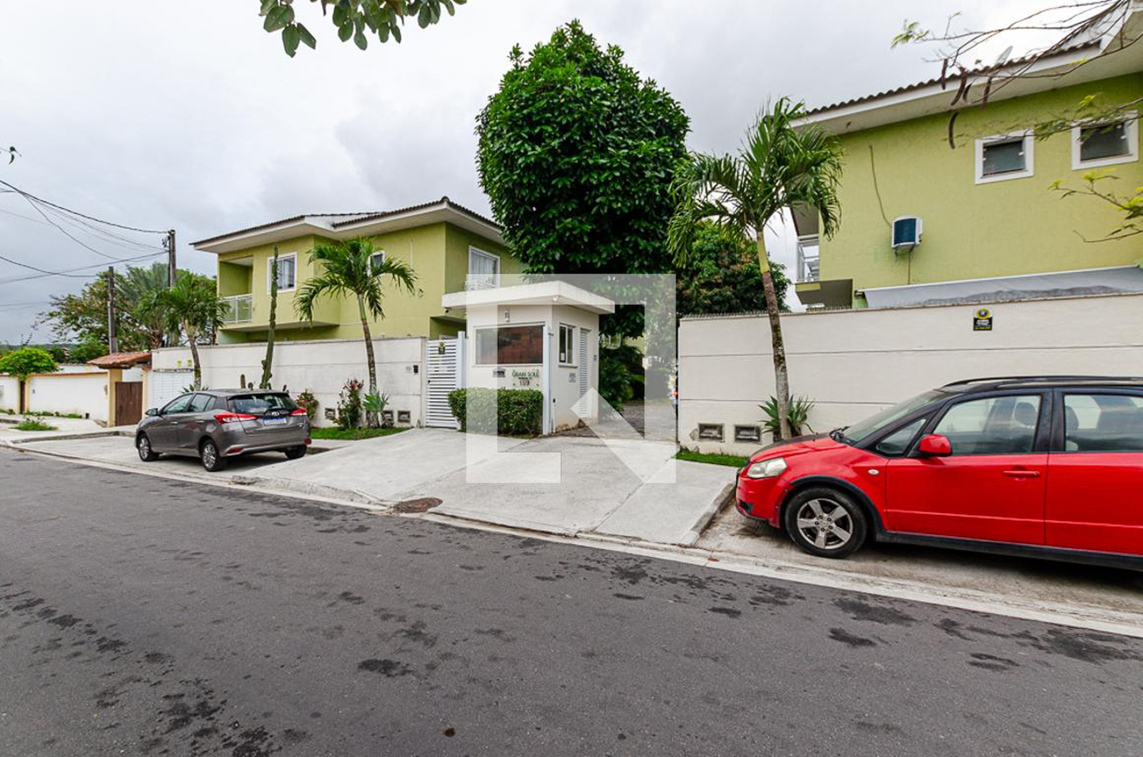 Fachada Condomínio em Rua Osvaldir Vicente Siqueira, 189