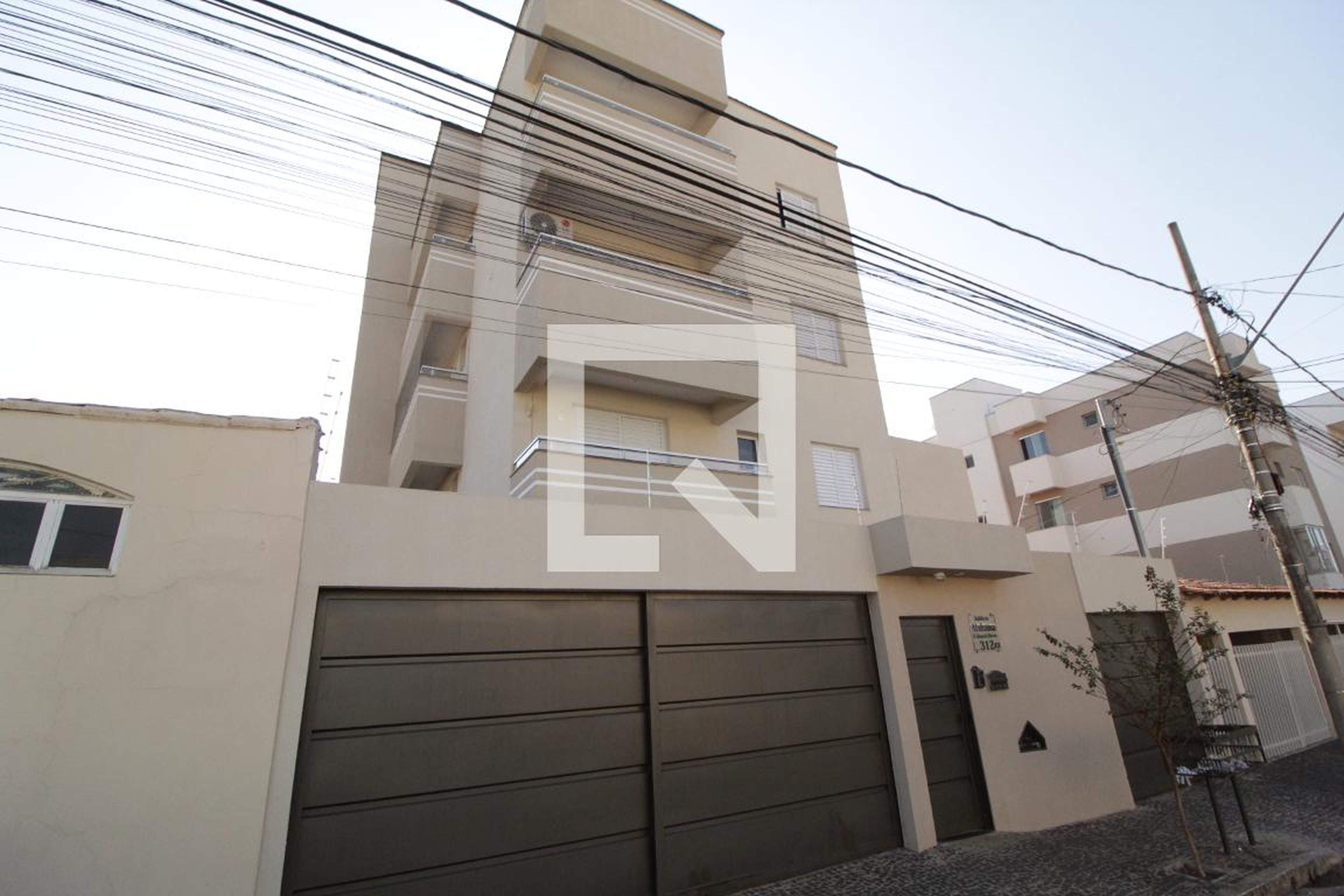 Fachada Condomínio em Rua Nelson de Oliveira, 312